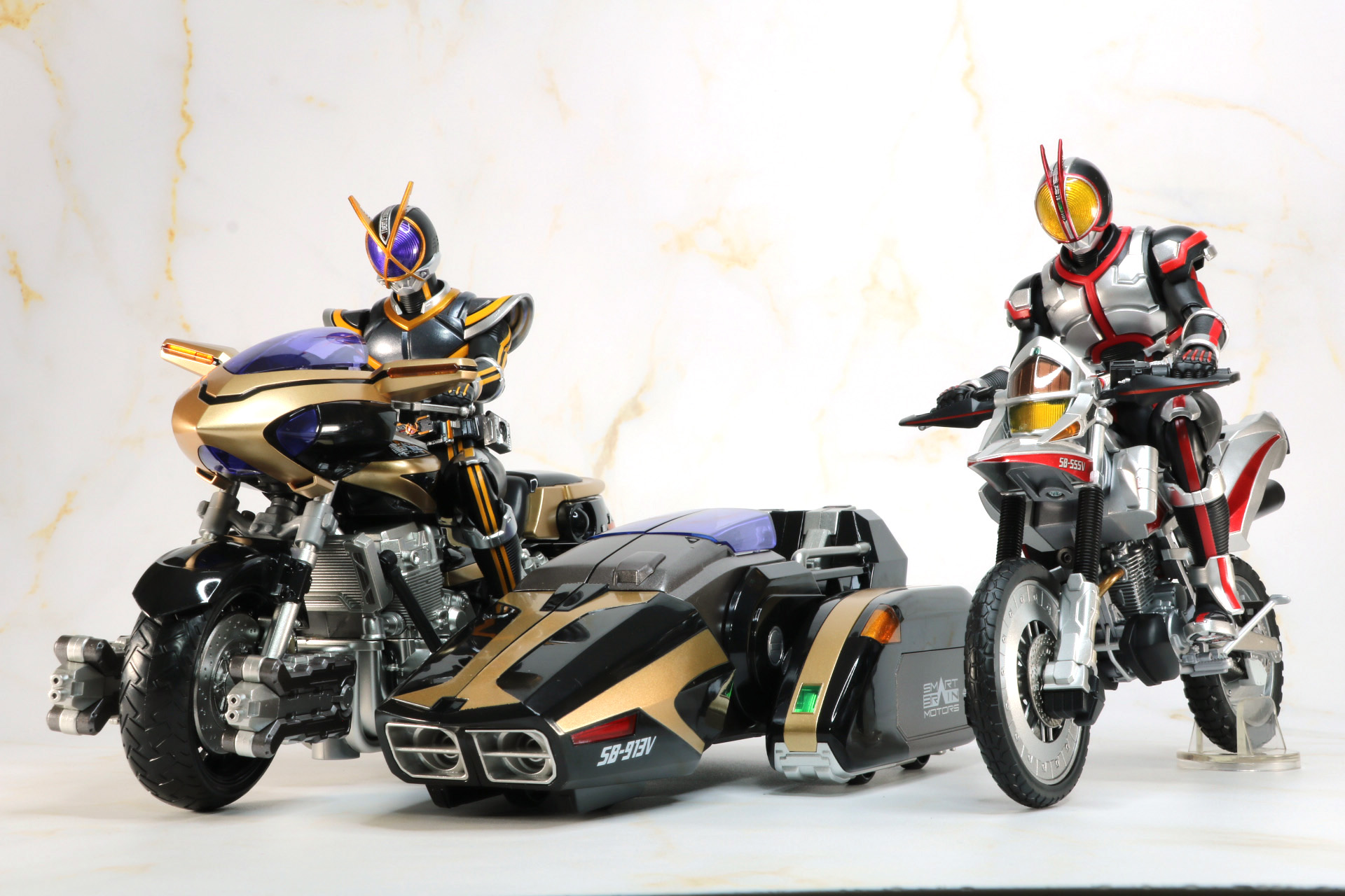 仮面ライダーファイズとの並走シーンを表現