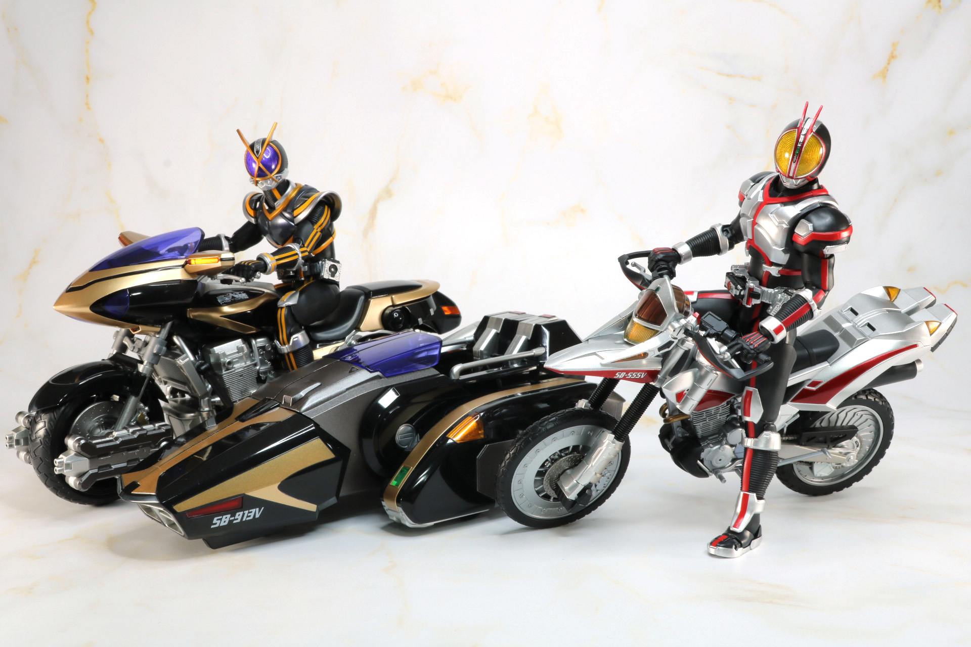 劇中の仮面ライダーファイズがバイクを運転するシーンも再現可能。※別売りの「S.H.Figuarts（真骨彫製法） 仮面ライダーカイザ」と「S.H.Figuarts オートバジン（ビークルモード）」付属の手首パーツを使用しています