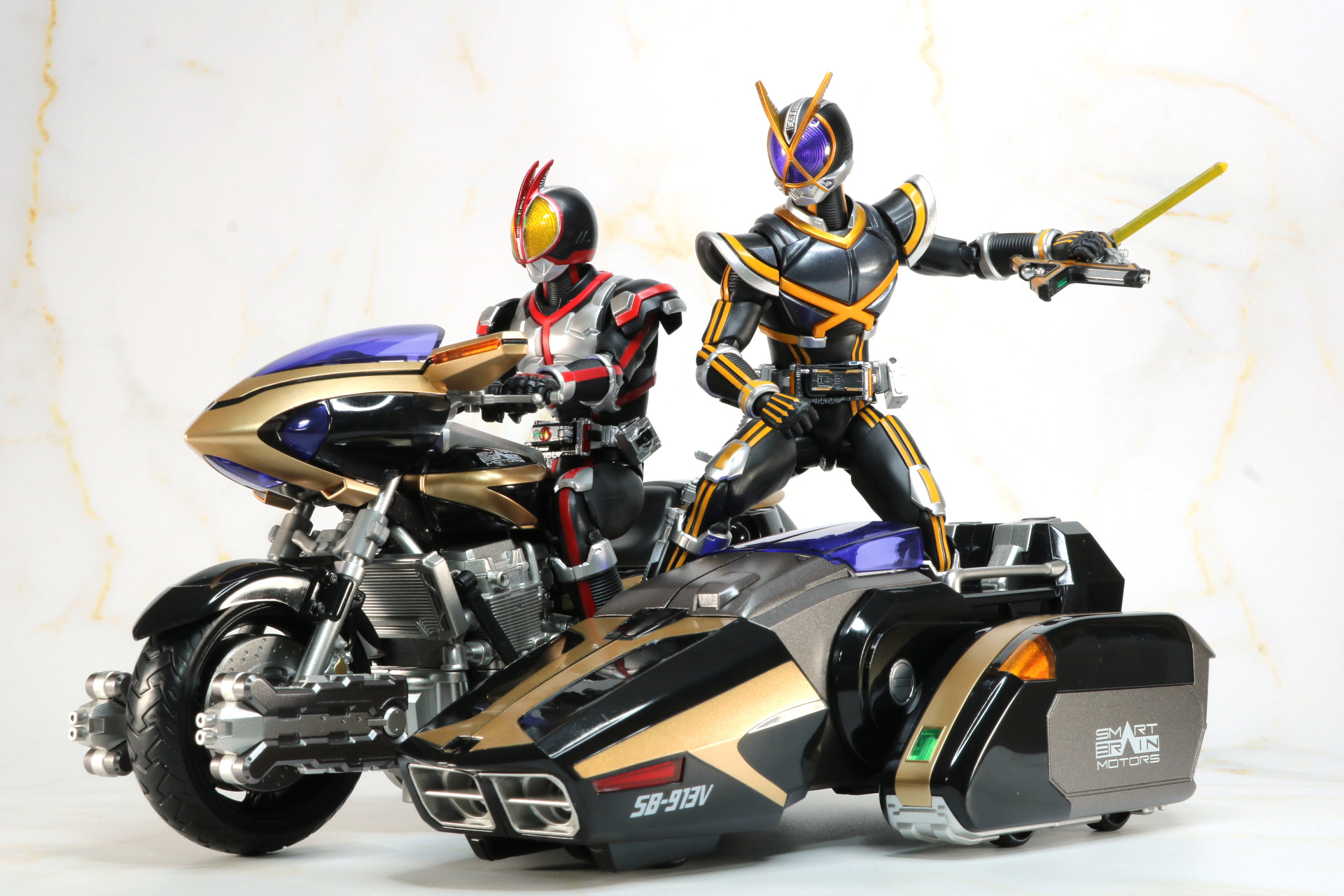 仮面ライダーファイズがハンドルを握り、仮面ライダーカイザのカイザブレイガンを構えるシーンも再現できる