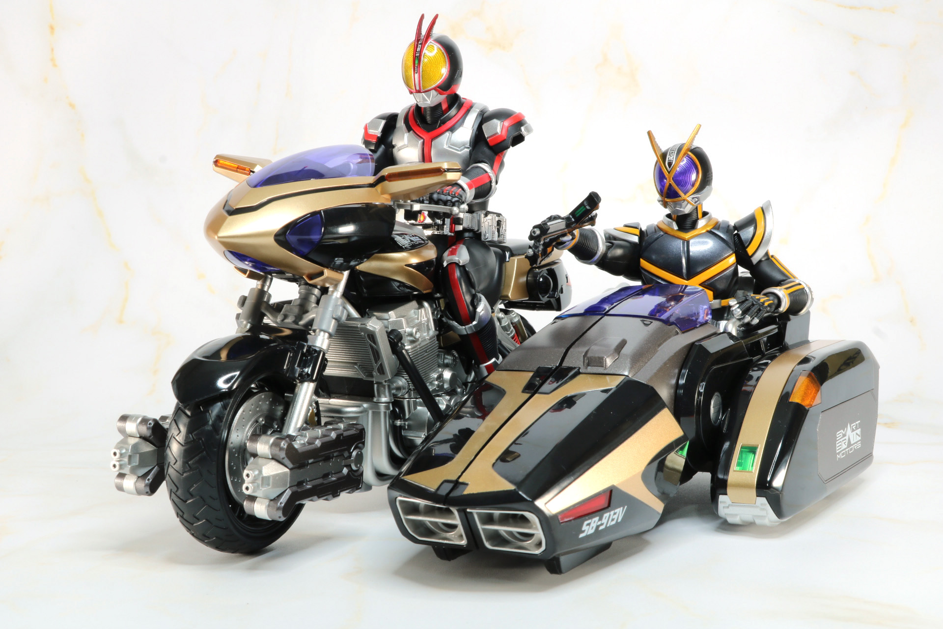 劇中の仮面ライダーファイズがバイクを運転するシーンも再現可能。※別売りの「S.H.Figuarts（真骨彫製法） 仮面ライダーカイザ」と「S.H.Figuarts オートバジン（ビークルモード）」付属の手首パーツを使用しています