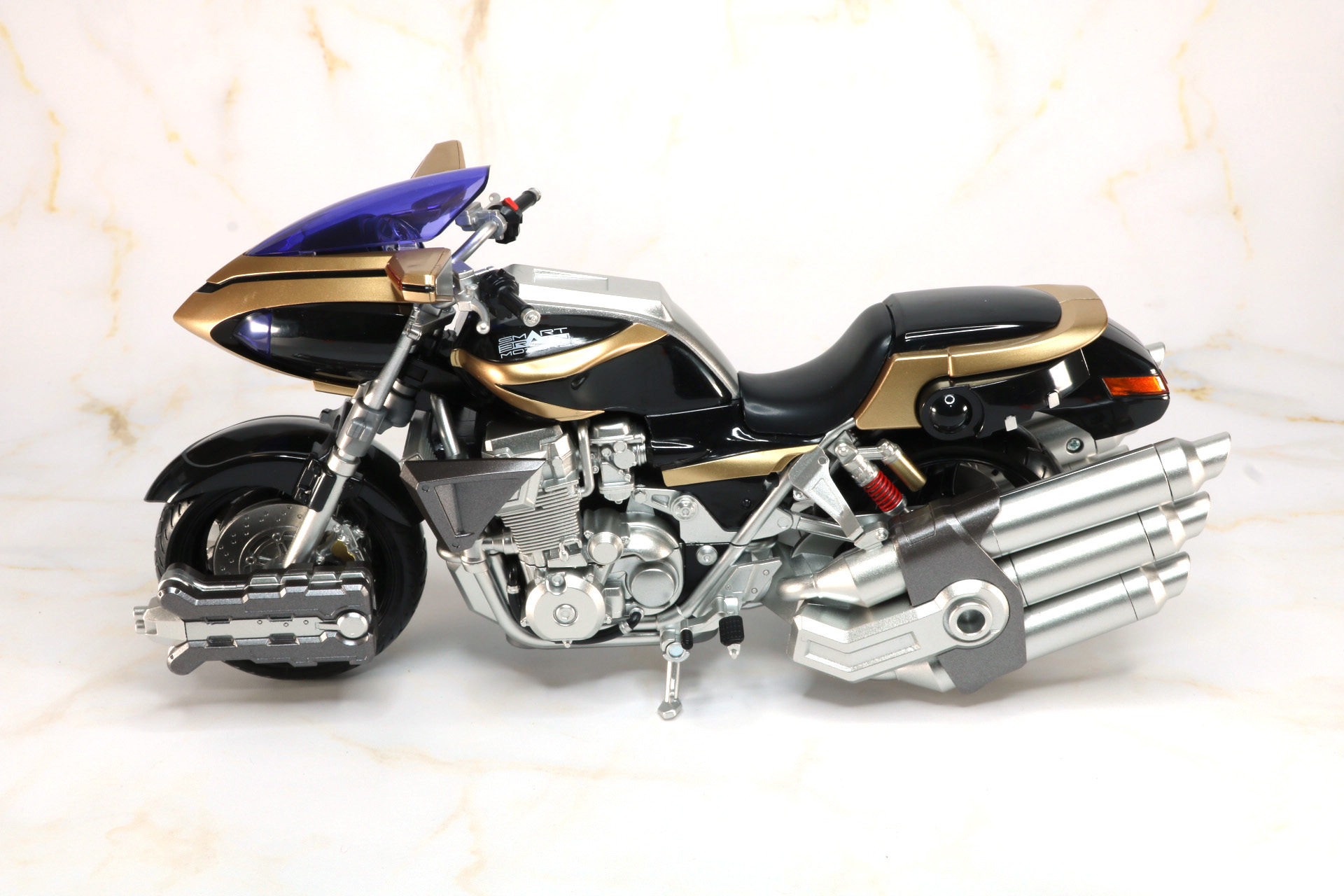 バイク本体の前輪、後輪を分離。ハンドルパーツは破損防止のため一度外し、最後に付け直す