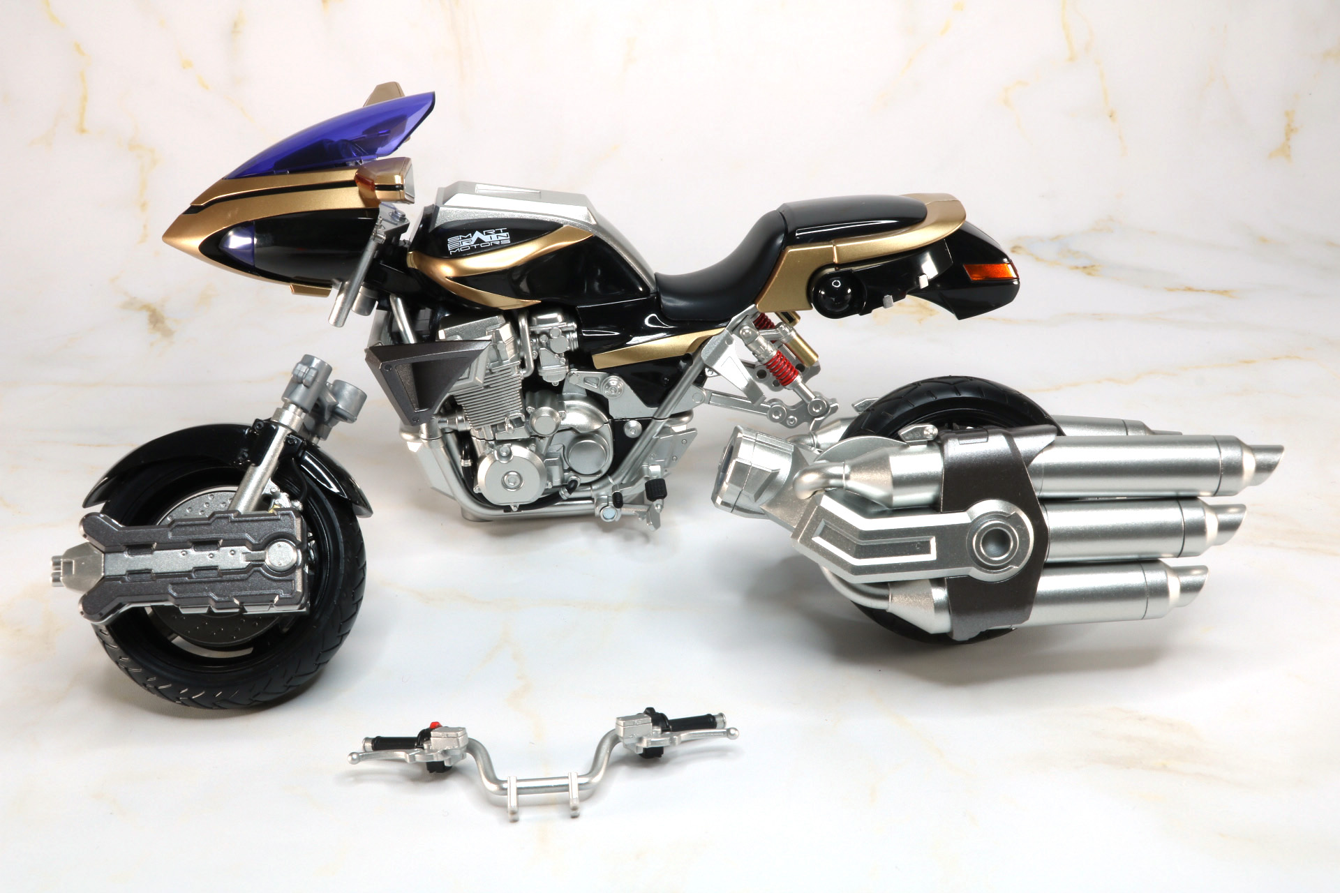 バイク本体の前輪、後輪を分離。ハンドルパーツは破損防止のため一度外し、最後に付け直す