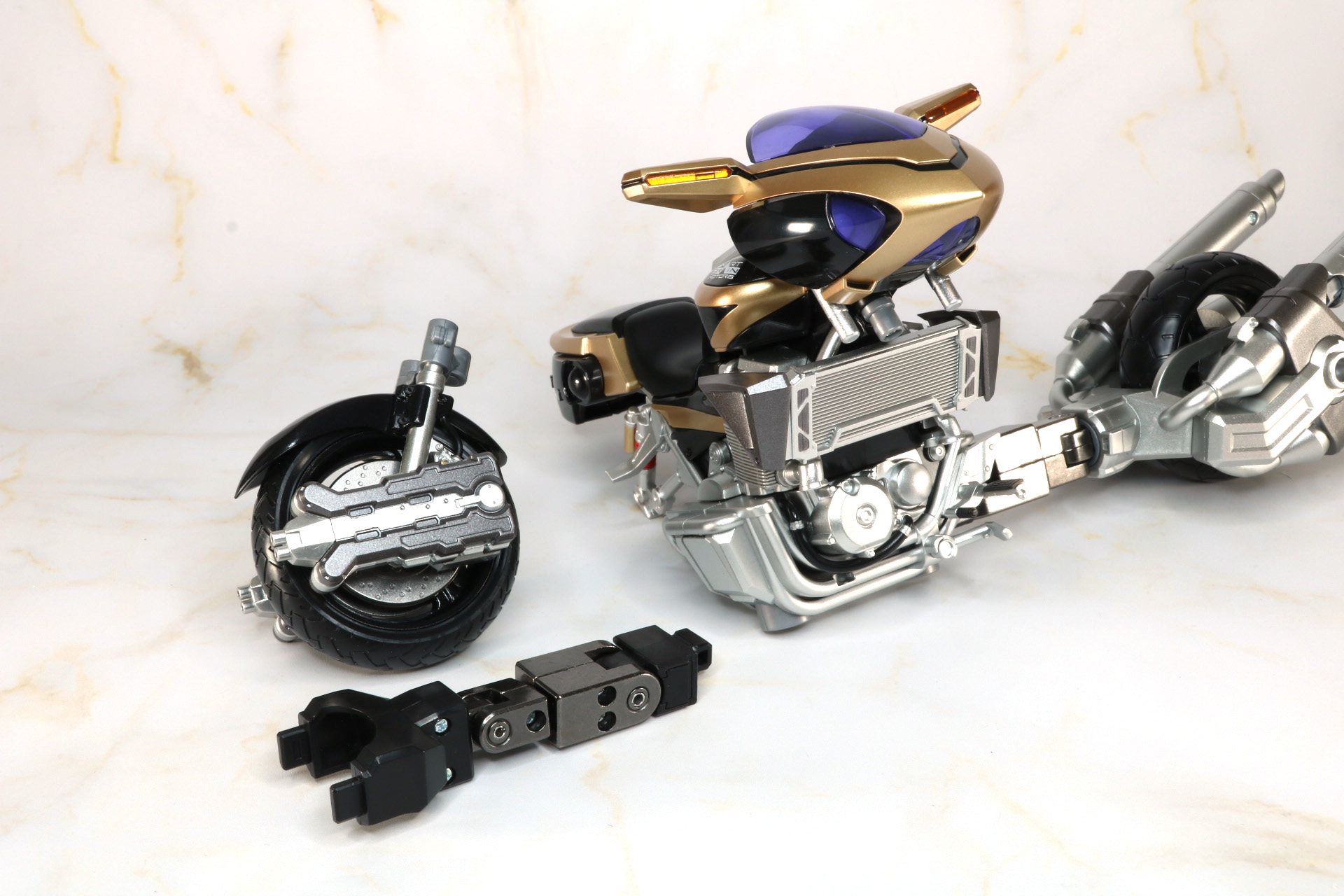 前輪パーツは右腕のグランドマニピュレーターとなる。クロー部分を展開し、バイク本体のカバーを外して、ジョイントパーツで接続
