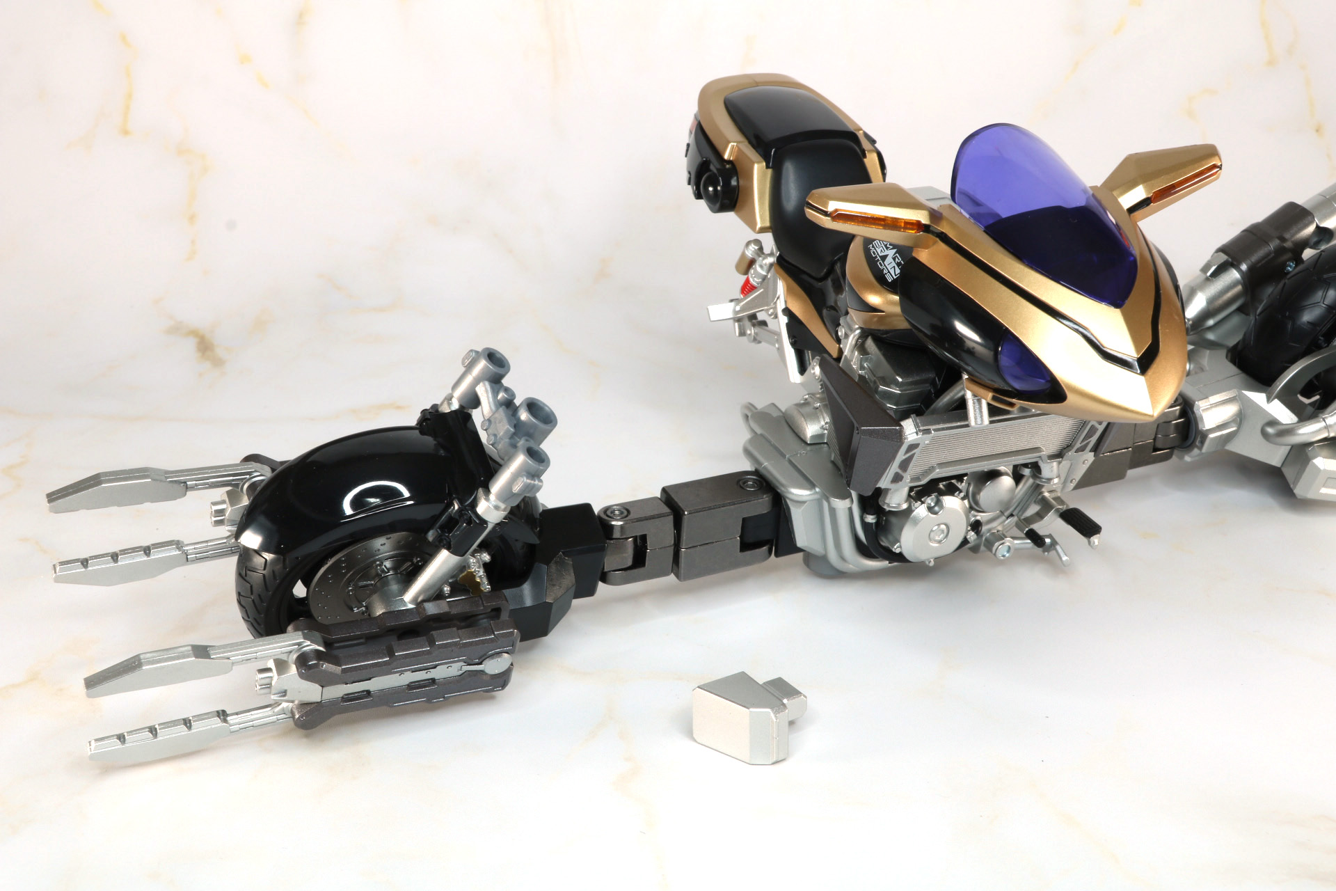 前輪パーツは右腕のグランドマニピュレーターとなる。クロー部分を展開し、バイク本体のカバーを外して、ジョイントパーツで接続