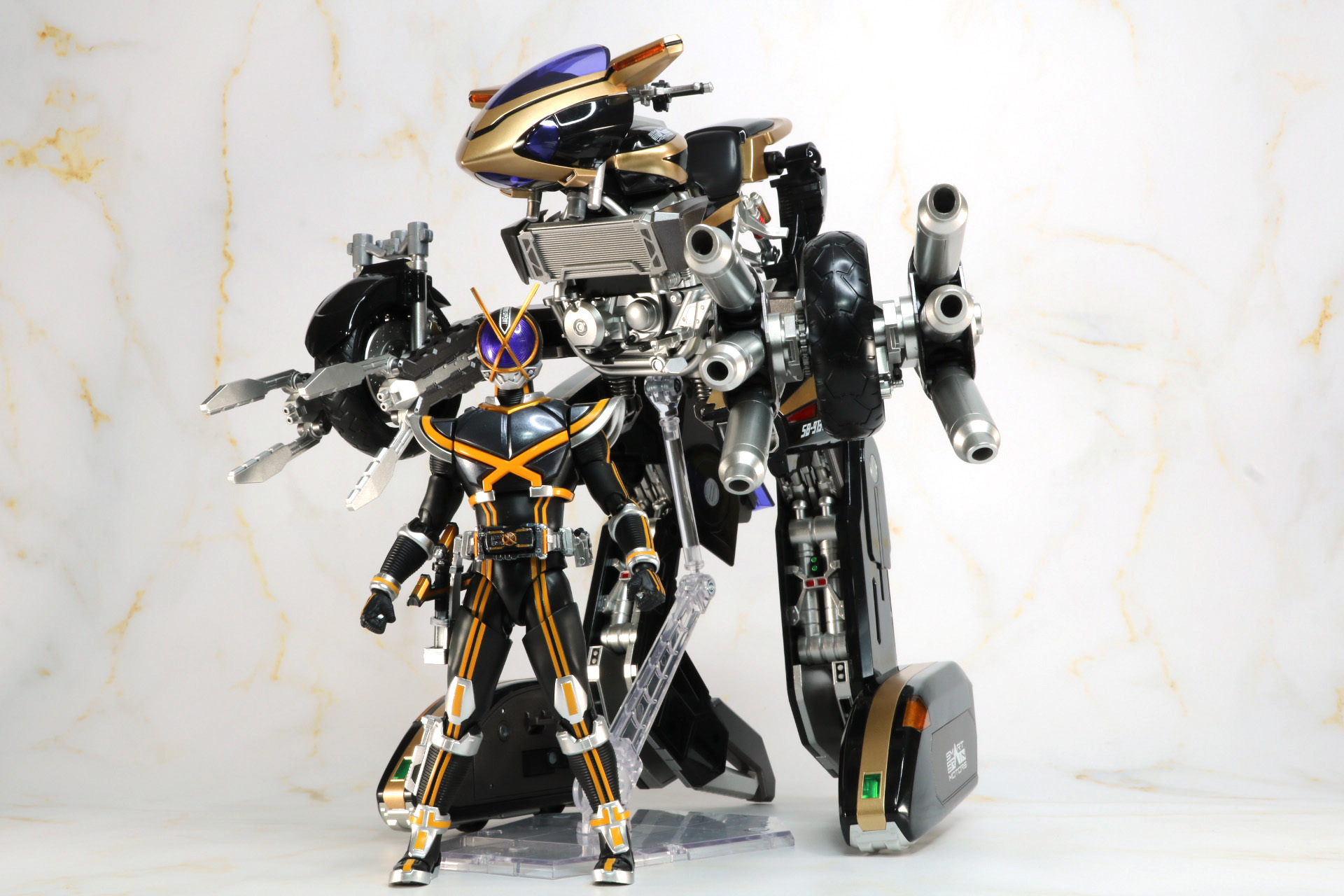「S.H.Figuarts（真骨彫製法） 仮面ライダーカイザ」と比較。2倍近くサイズ差があり、圧倒的な存在感を放つ