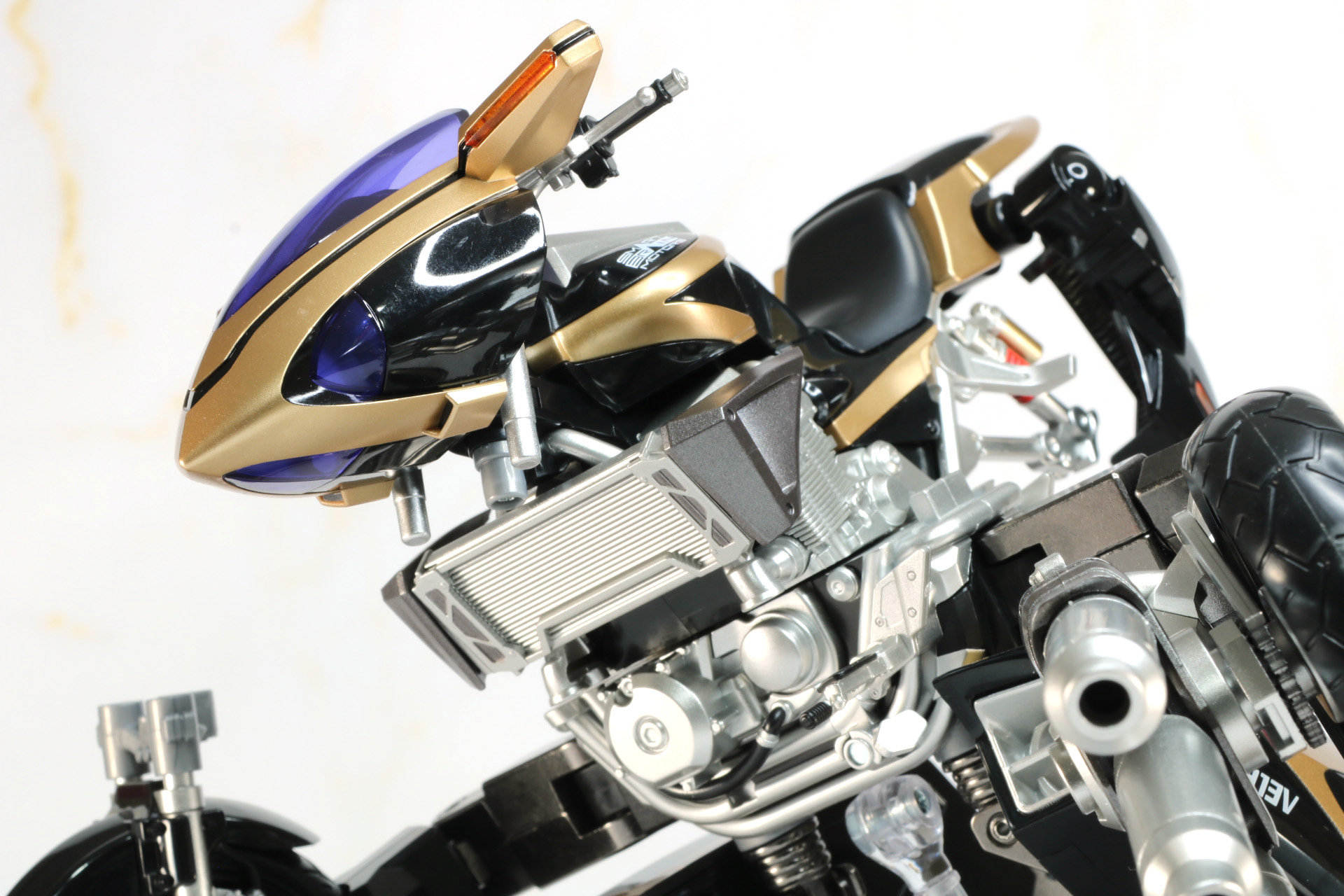 バイクのメカディテールを活かしつつ、ロボットらしい印象となっている