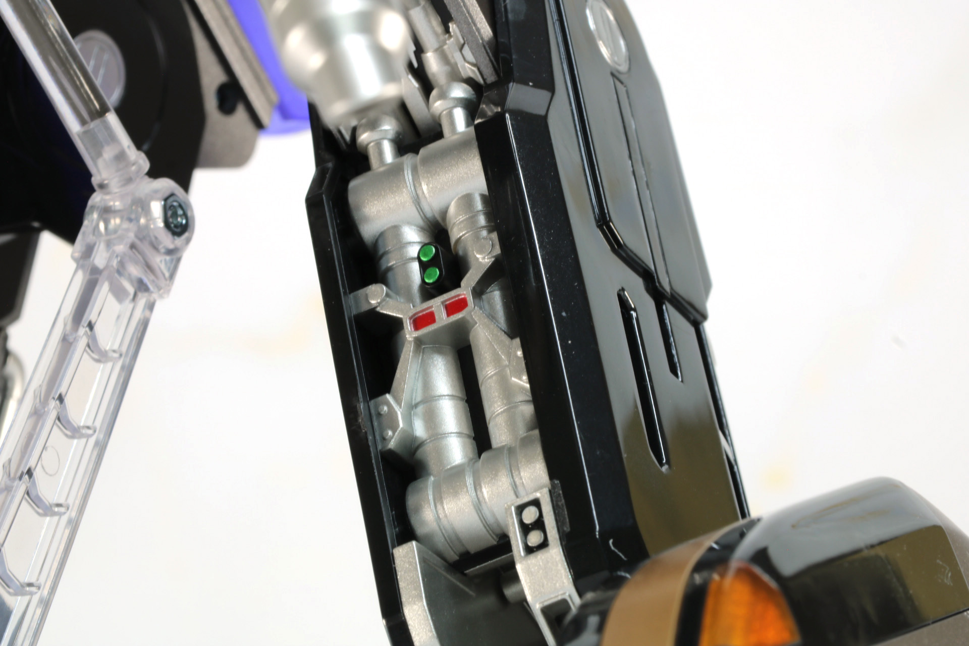 「S.H.Figuarts（真骨彫製法） 仮面ライダーカイザ」と比較。2倍近くサイズ差があり、圧倒的な存在感を放つ