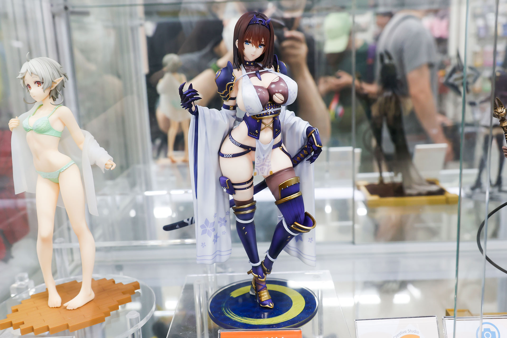 フィギュアの素材はPVCで、全高は約250mmだ