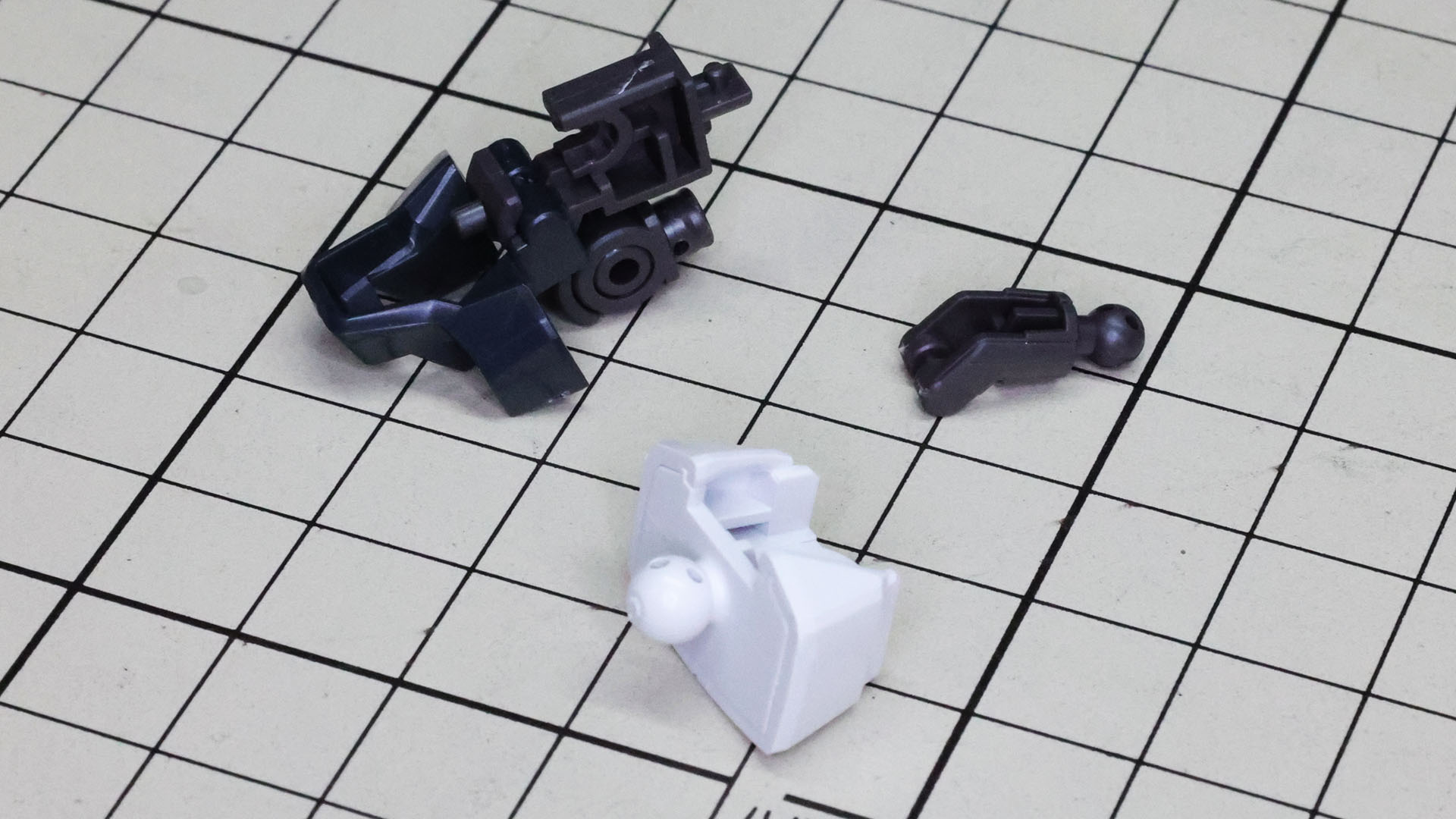 胴体部のメカフレームと腹部、首部のメカフレームを組みます。