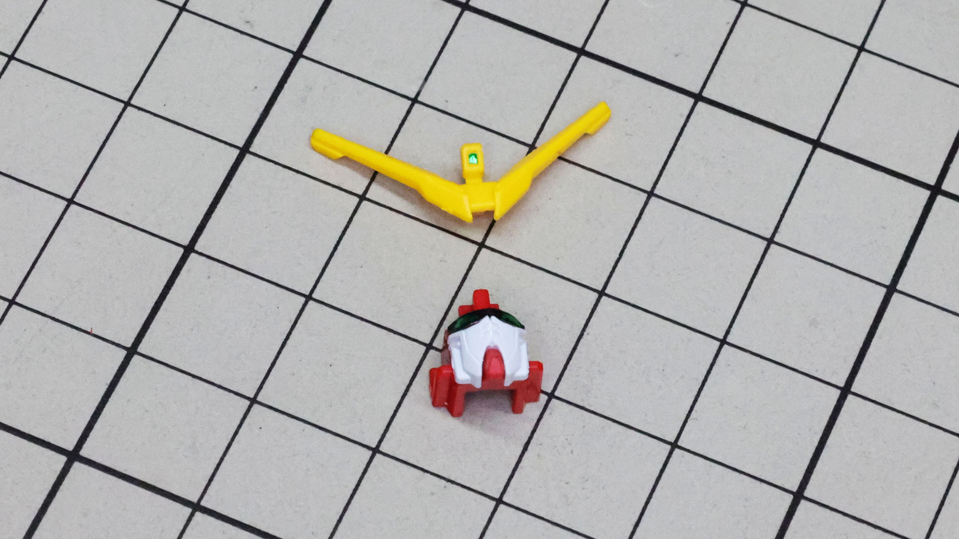 頭部のパーツ構成は感動する部分です。センサーのシールがかなり小さいので注意して貼り付けましょう！