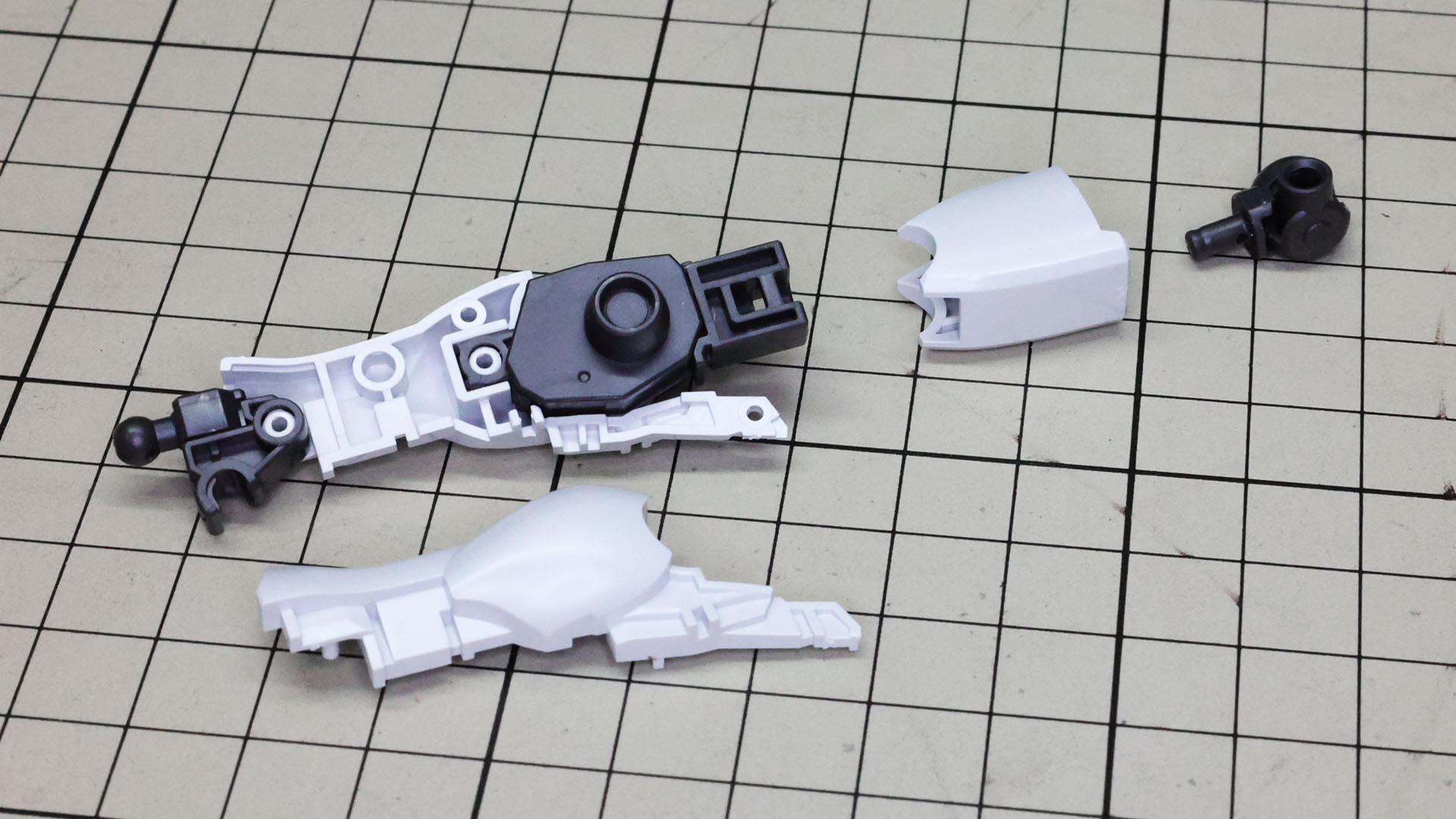 脛下部にメカフレームを取り付けて脚部本体が組み上がっていきます