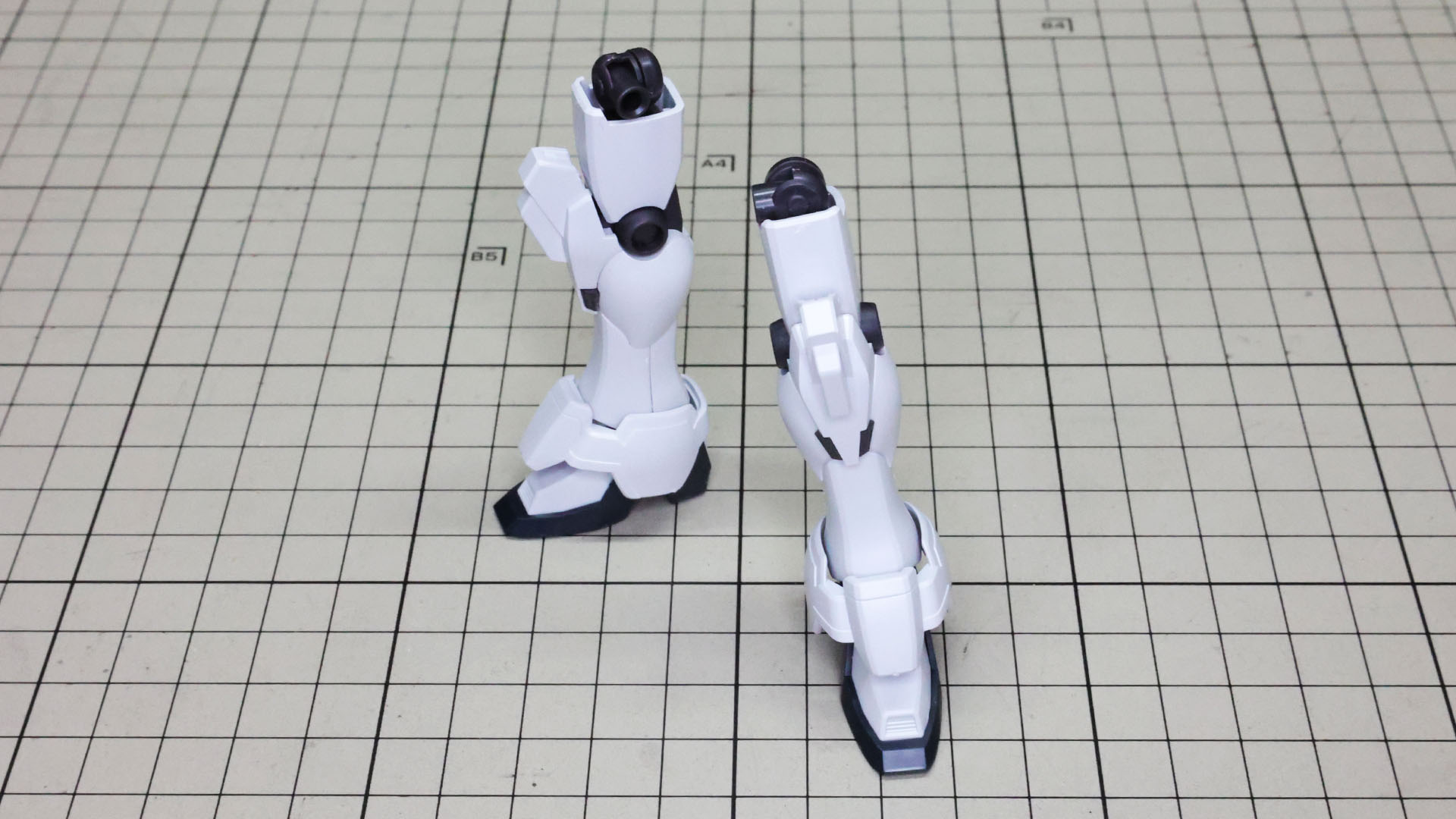 すらっとした脚部が完成です