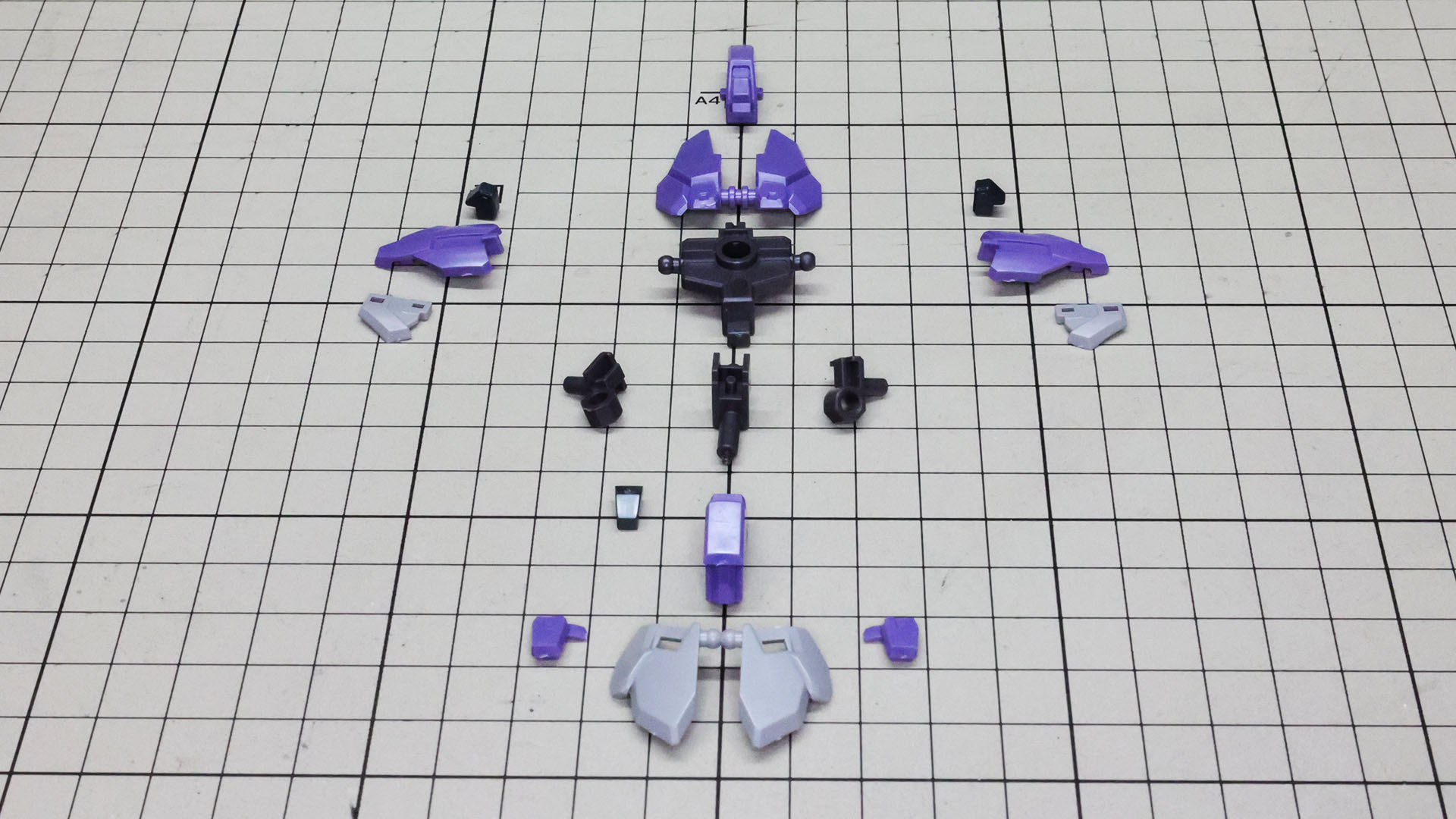 中央に大きなメカフレームが用意されている腰部パーツ群