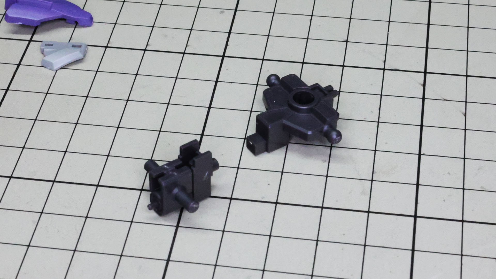 胴体部との接続、股関節部を組み合わせます