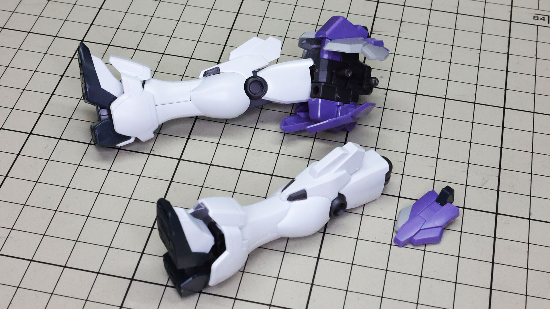 サイドアーマーを取り付ける前に脚部をドッキングさせます