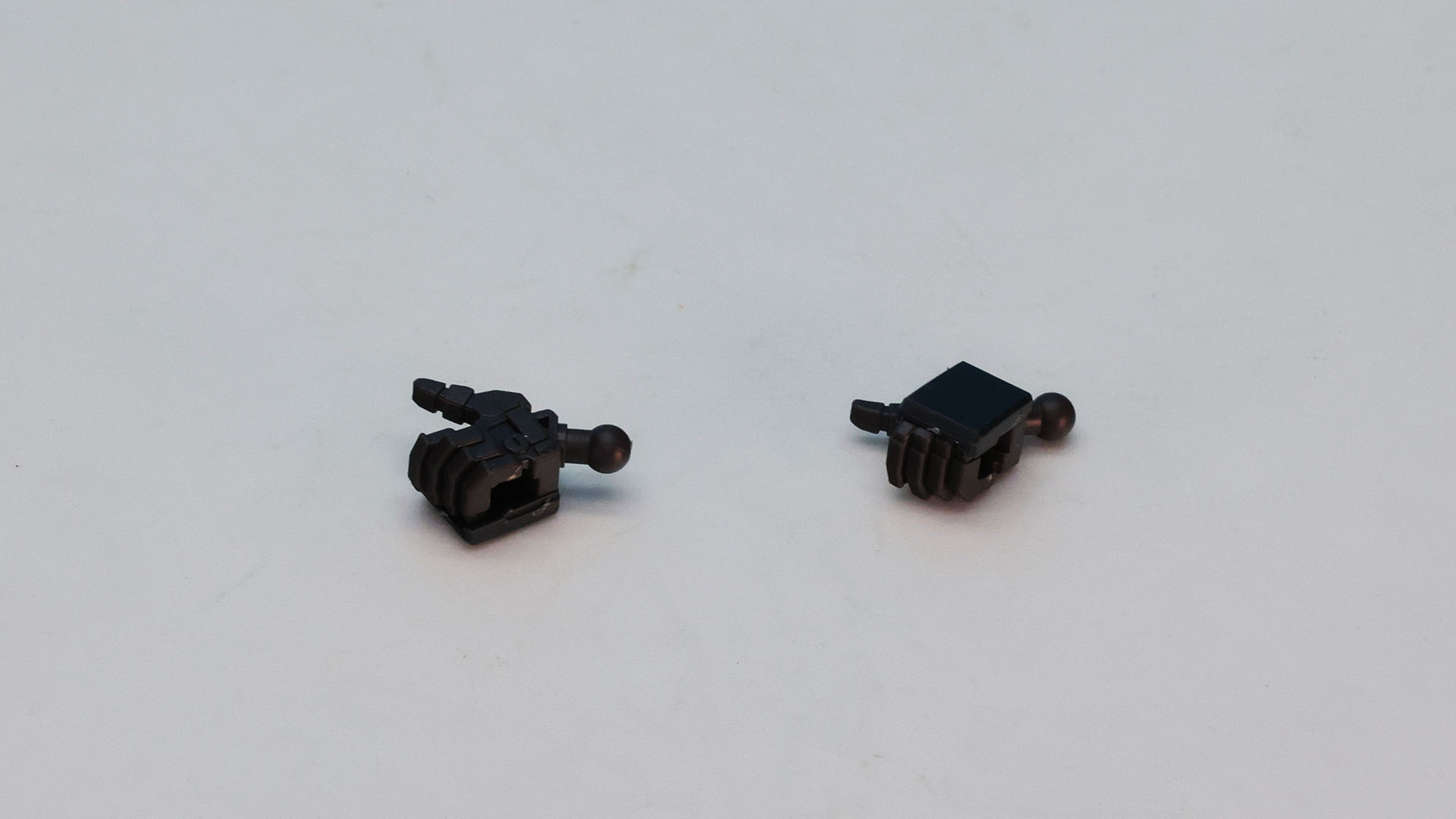 XXXGフレームEWには武器保持用の表情のついたハンドもあります