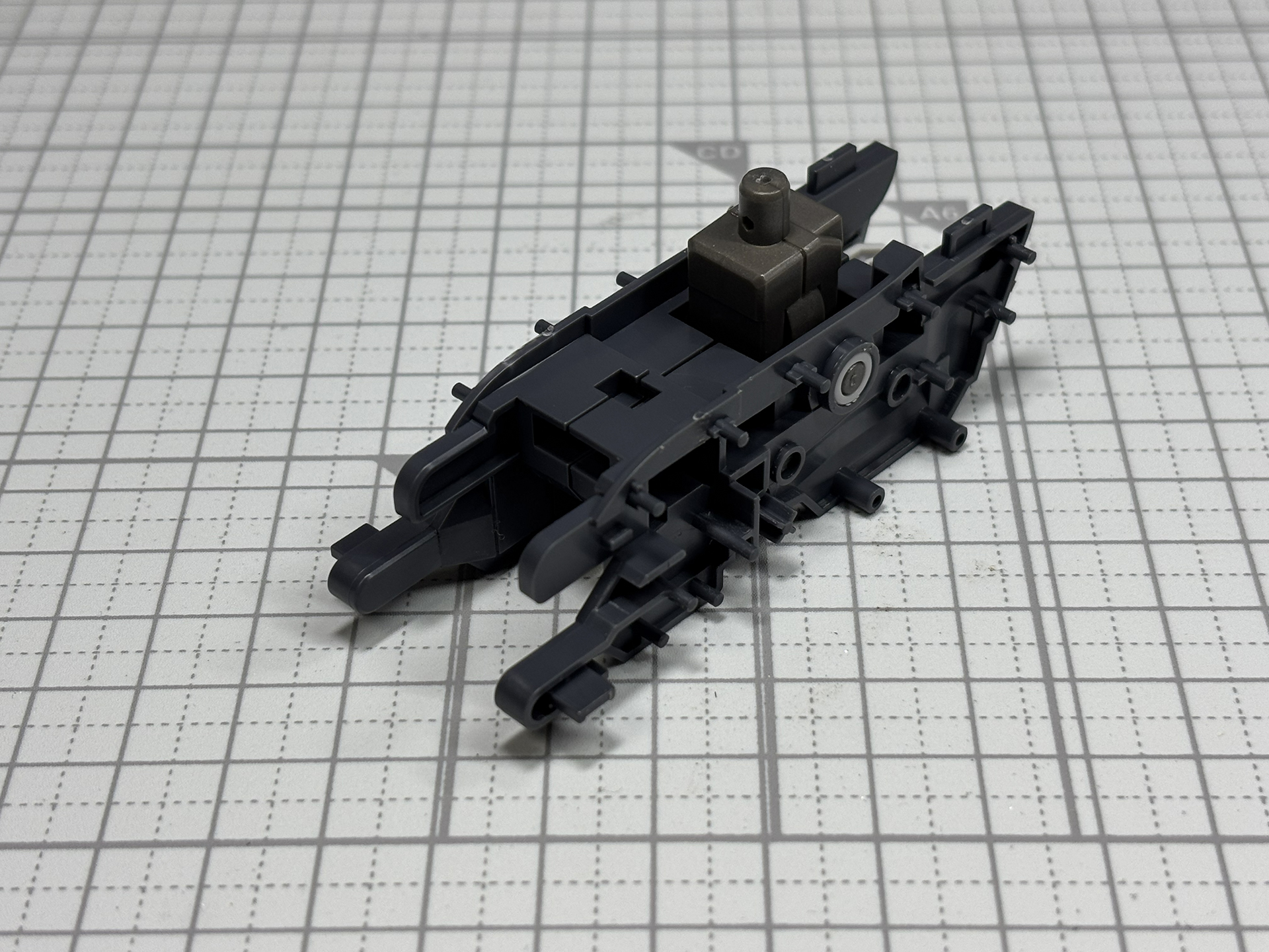 フレームに外装を取り付ける形で組み立てていく