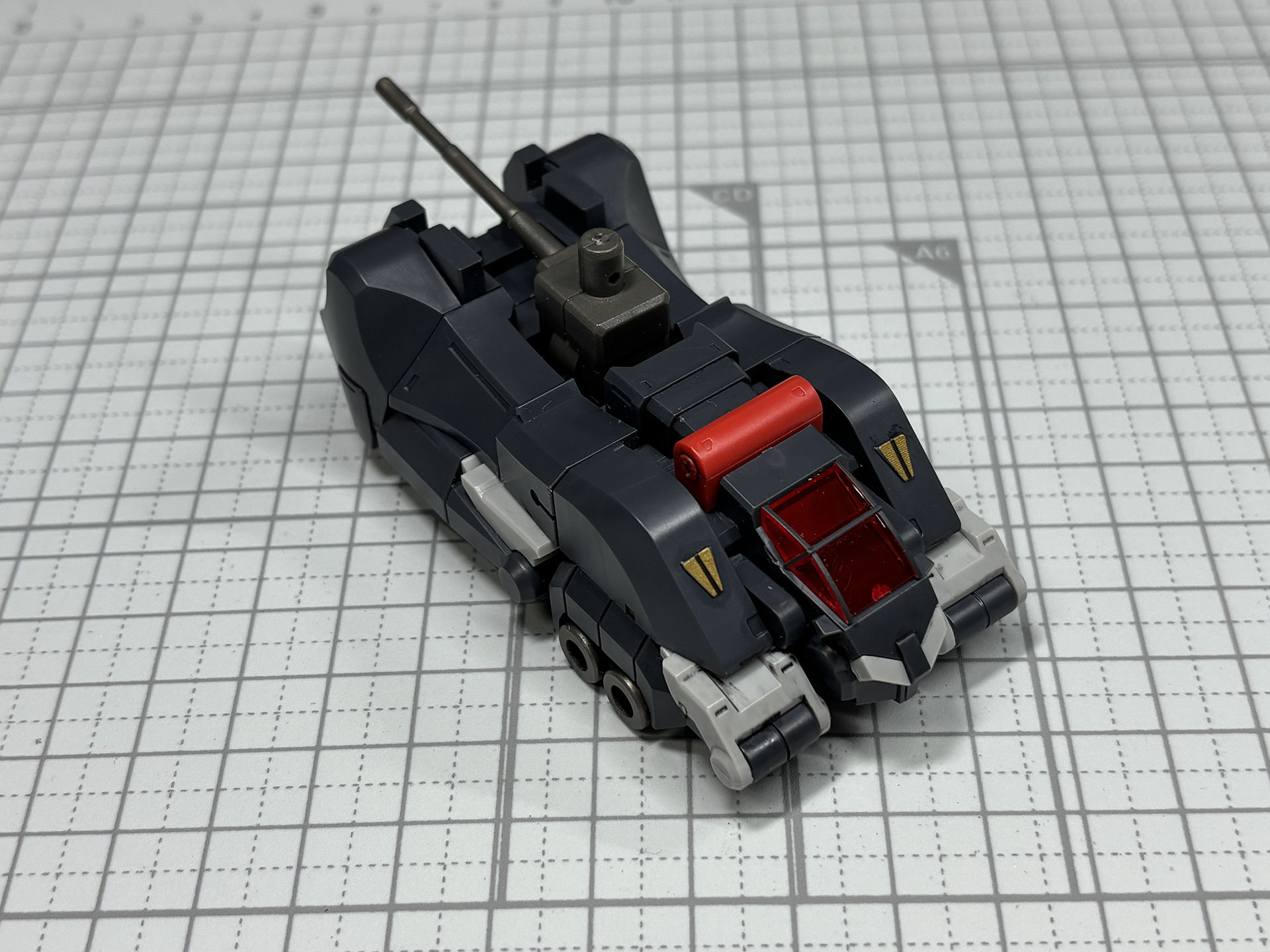 左足の結城サラが乗るランドクーガー。プラモデルとしては「足パーツ」だが、作品に思い入れがある人にとって、各メカは合体形態でも思わずデザインをしっかりチェックしたくなるだろう