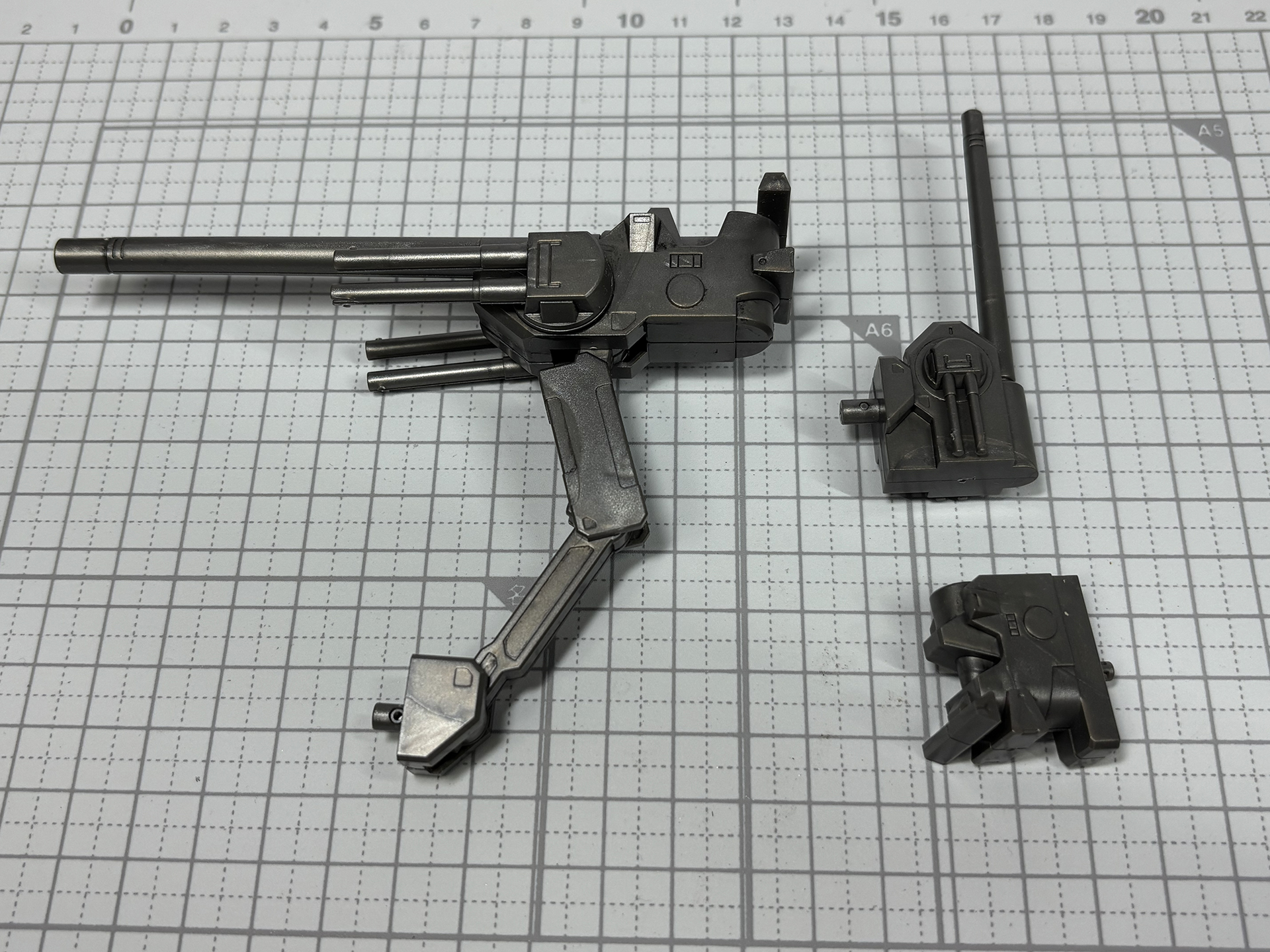 作中の描かれ方で2タイプ用意されている。大型のものはアームを伸長して砲口を前方に向けることが可能。小さい方は可動に特化、背中と腰部でブロック分けされている