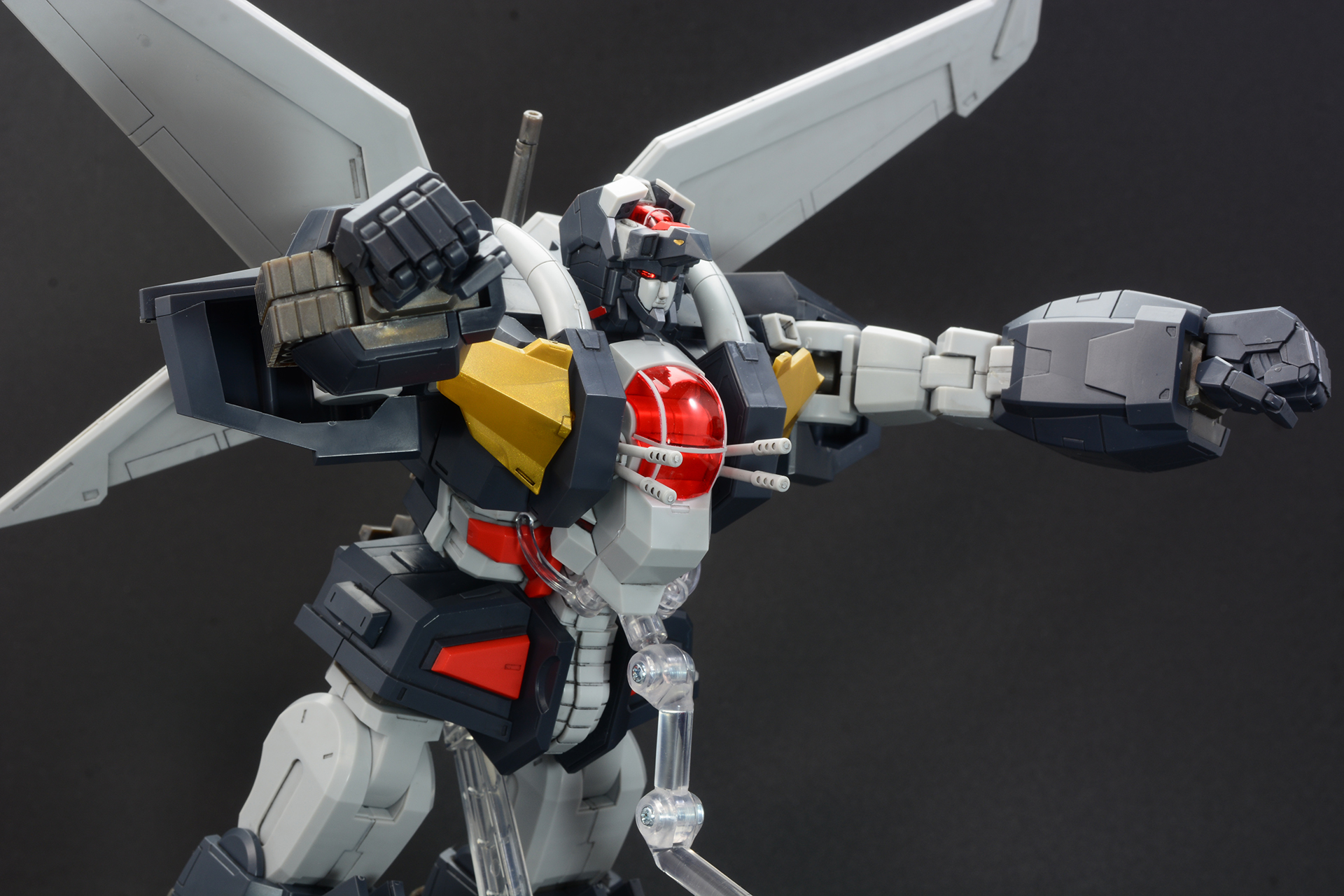 フィギュア用スタンドなどを駆使して、飛行ポーズをとらせるのも楽しい