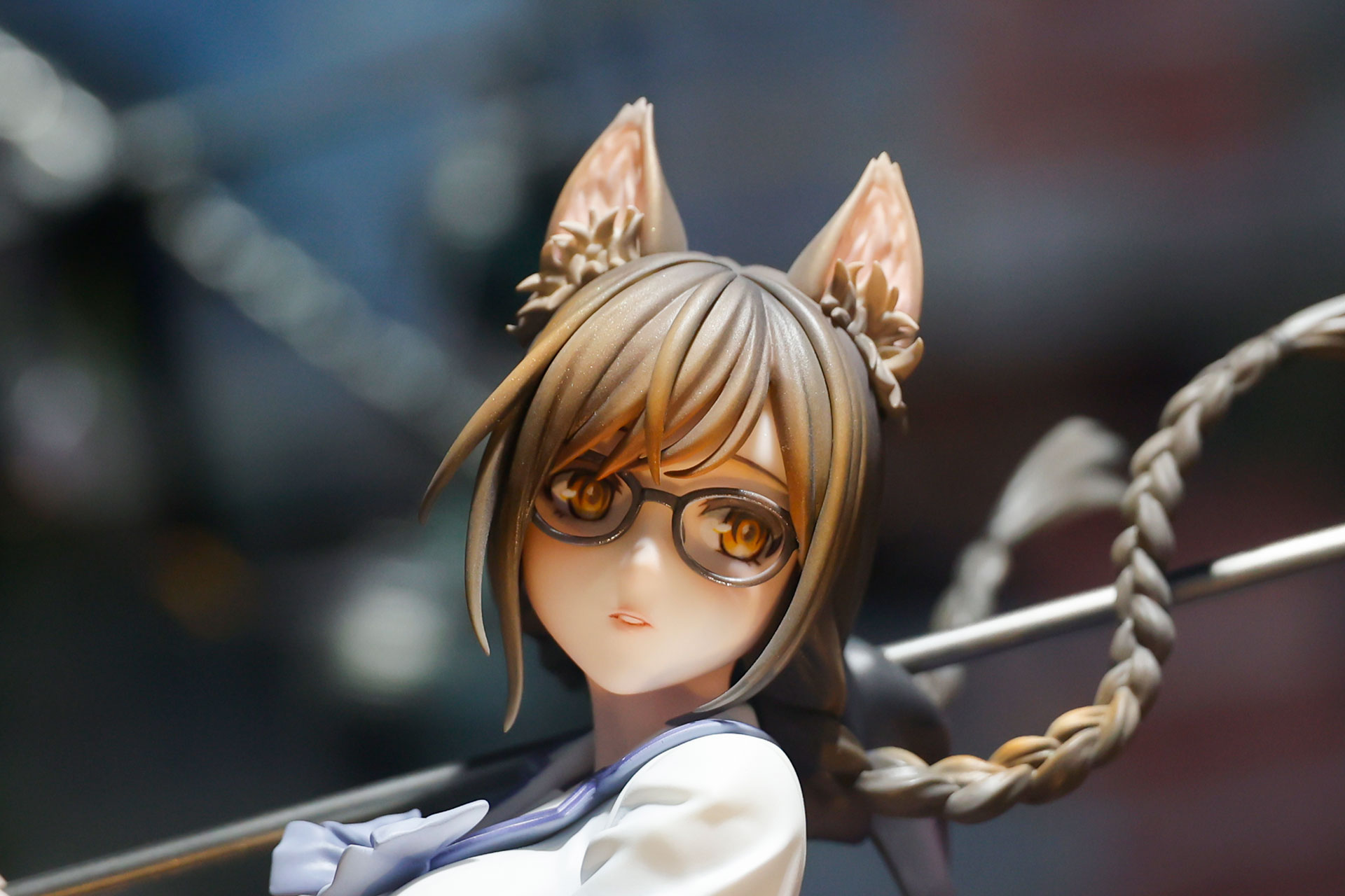 頭部には大きな猫耳が付けられている