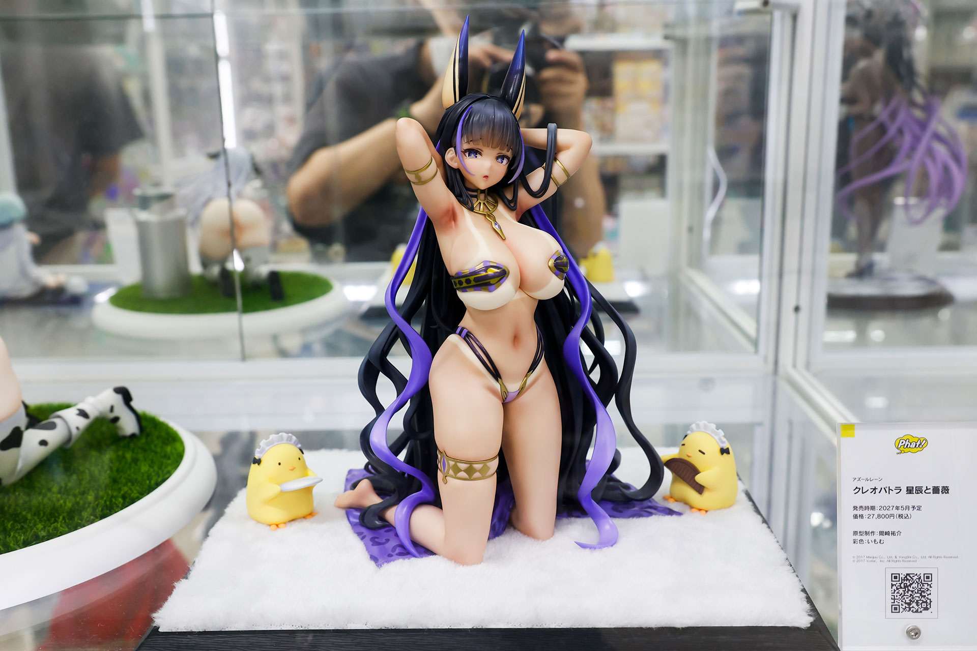 フィギュアの素材はプラスチックで、全高は約220mmだ