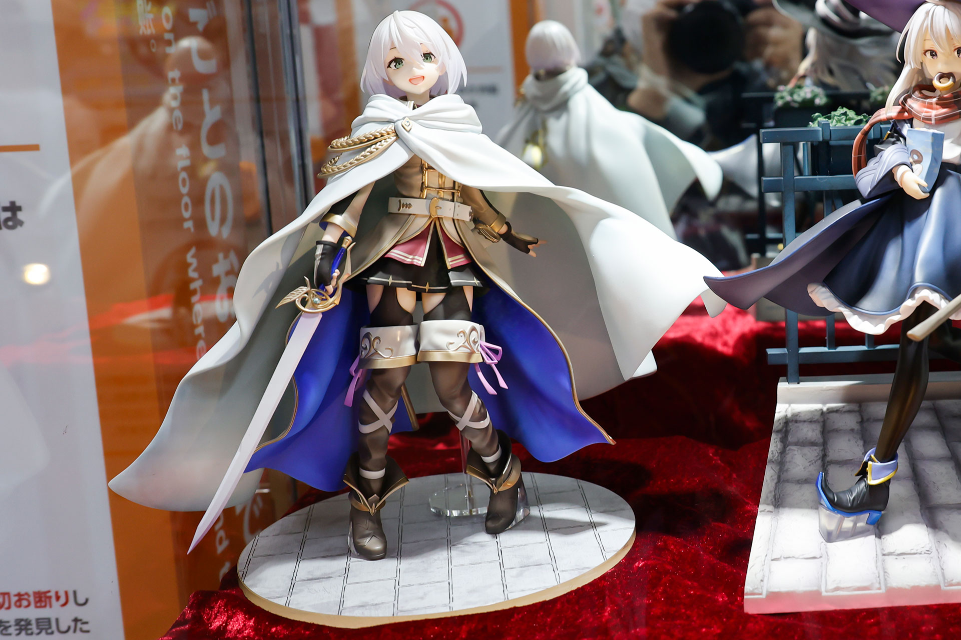 フィギュアの素材はPVCとABS、アクリルで、全高は約240mmだ