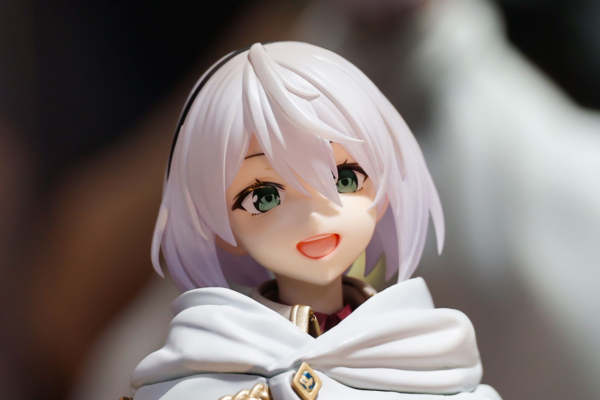 優しい笑みを浮かべたアムネシア