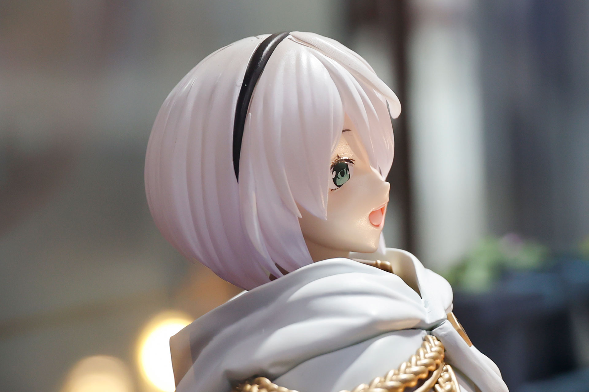 黒いカチューシャをつけている