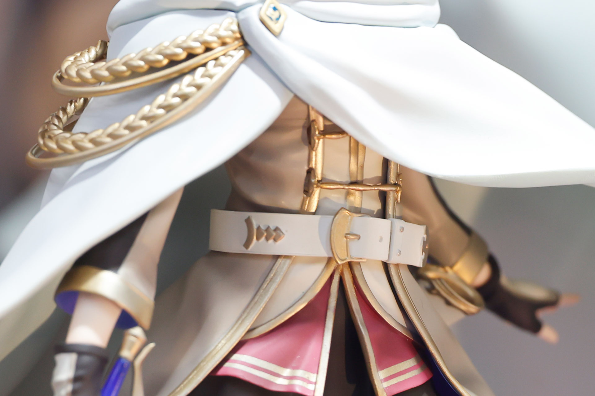 マントの下には騎士服を身につけている