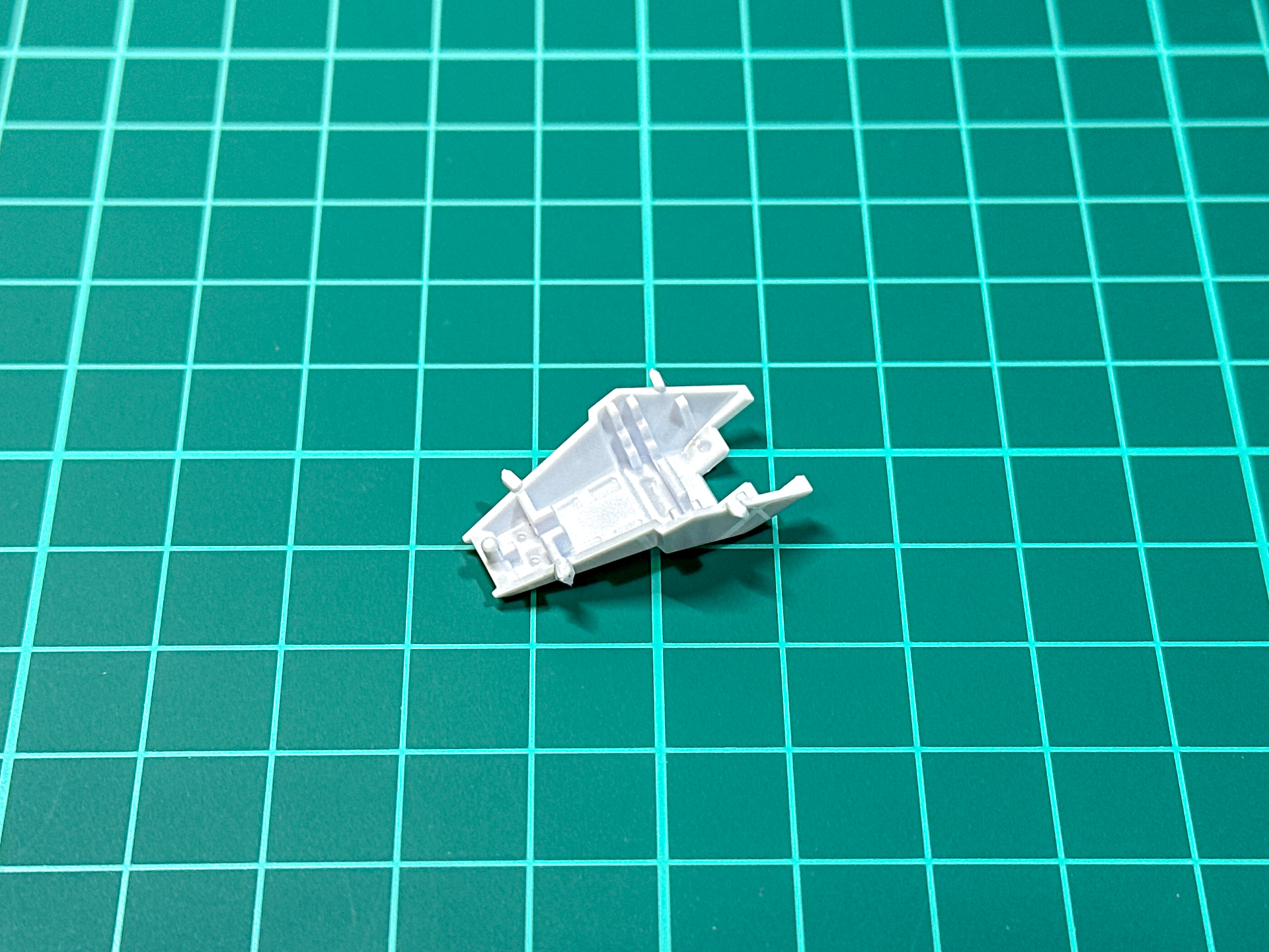 キットの外装パーツにはアンダーゲートが採用されています。