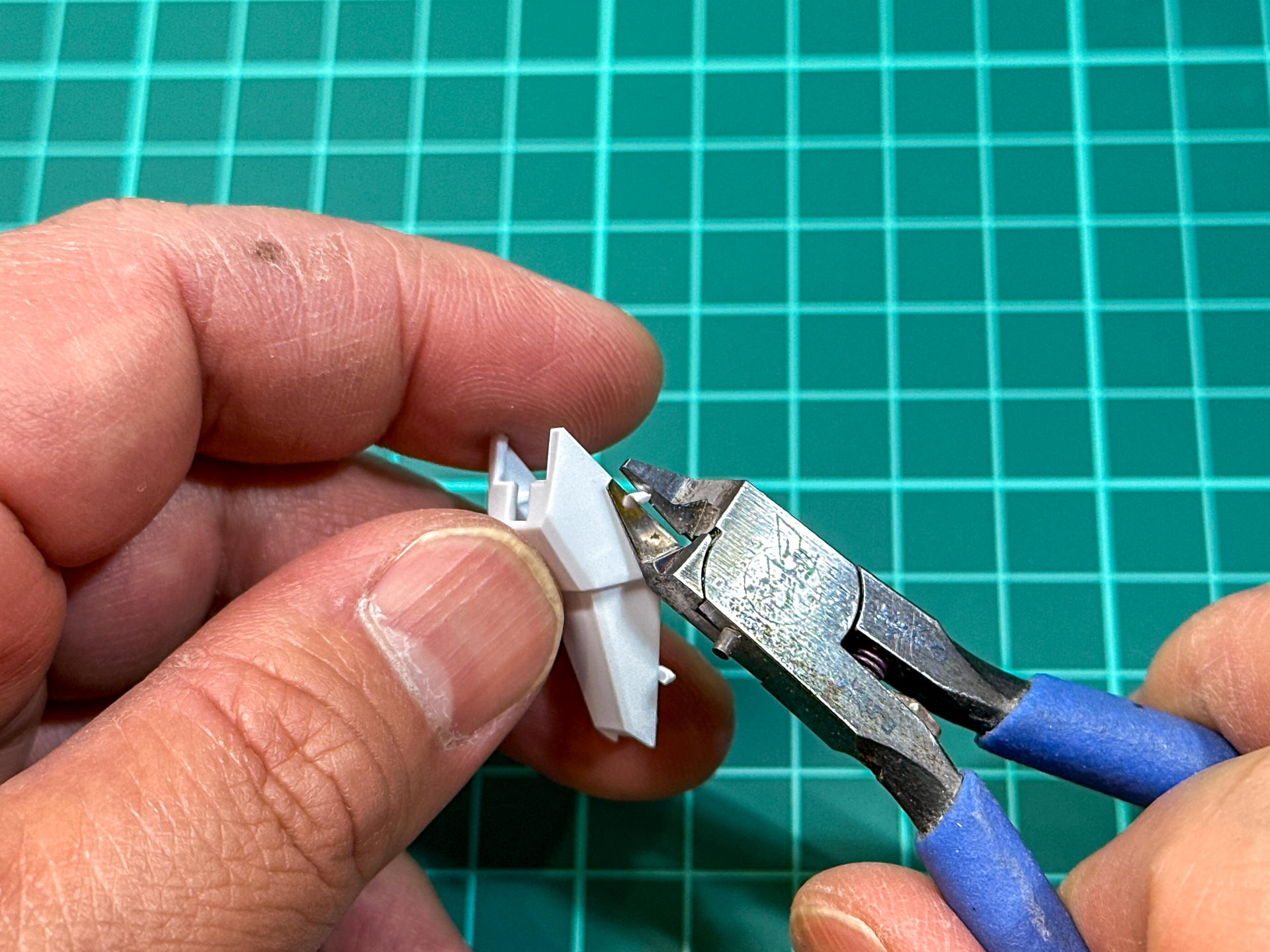 アンダーゲートのカットは最初にパーツ外側に出ているゲートをカットします。
