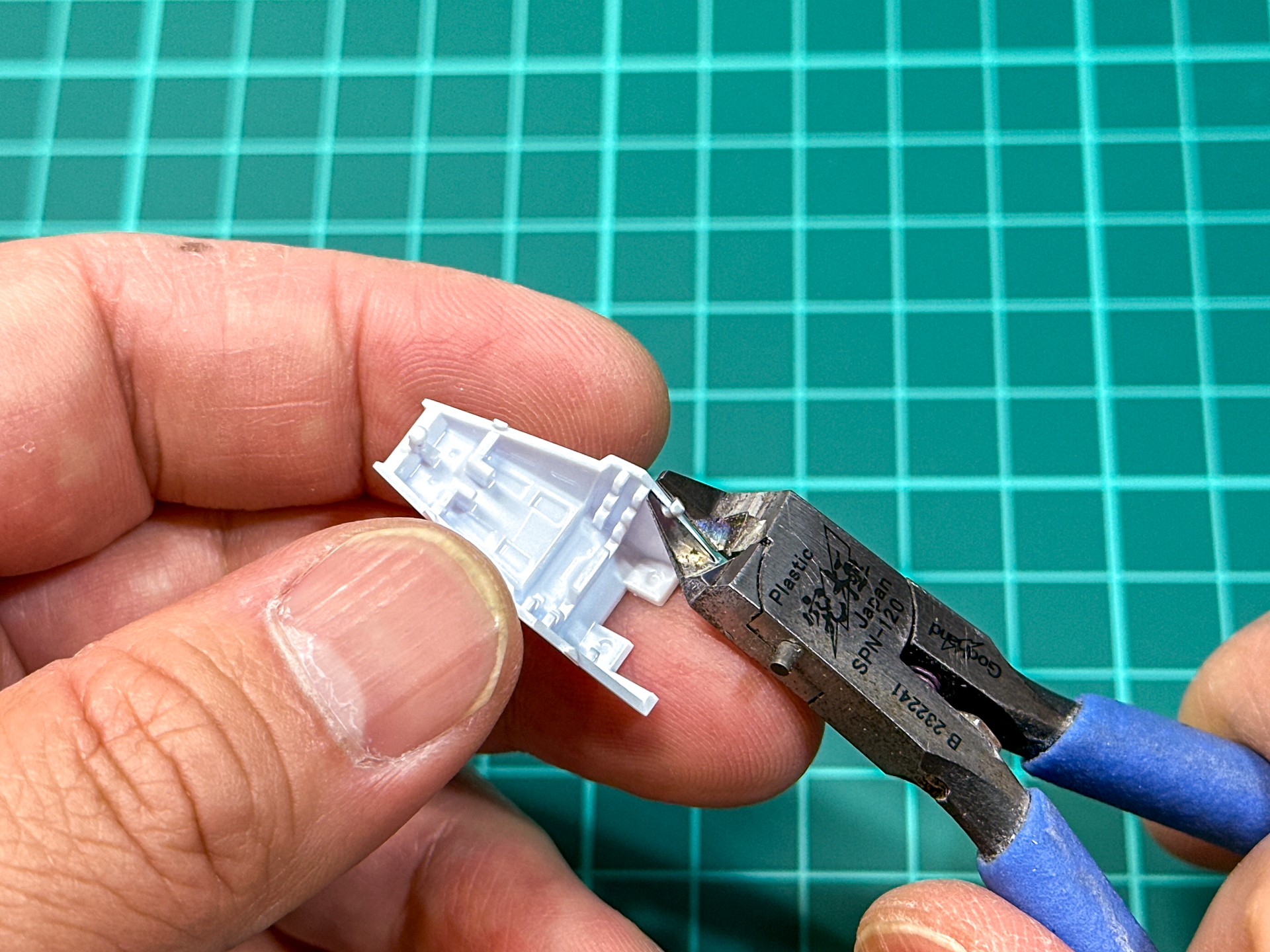 2度目のカットでパーツ断面のゲートをカットします。