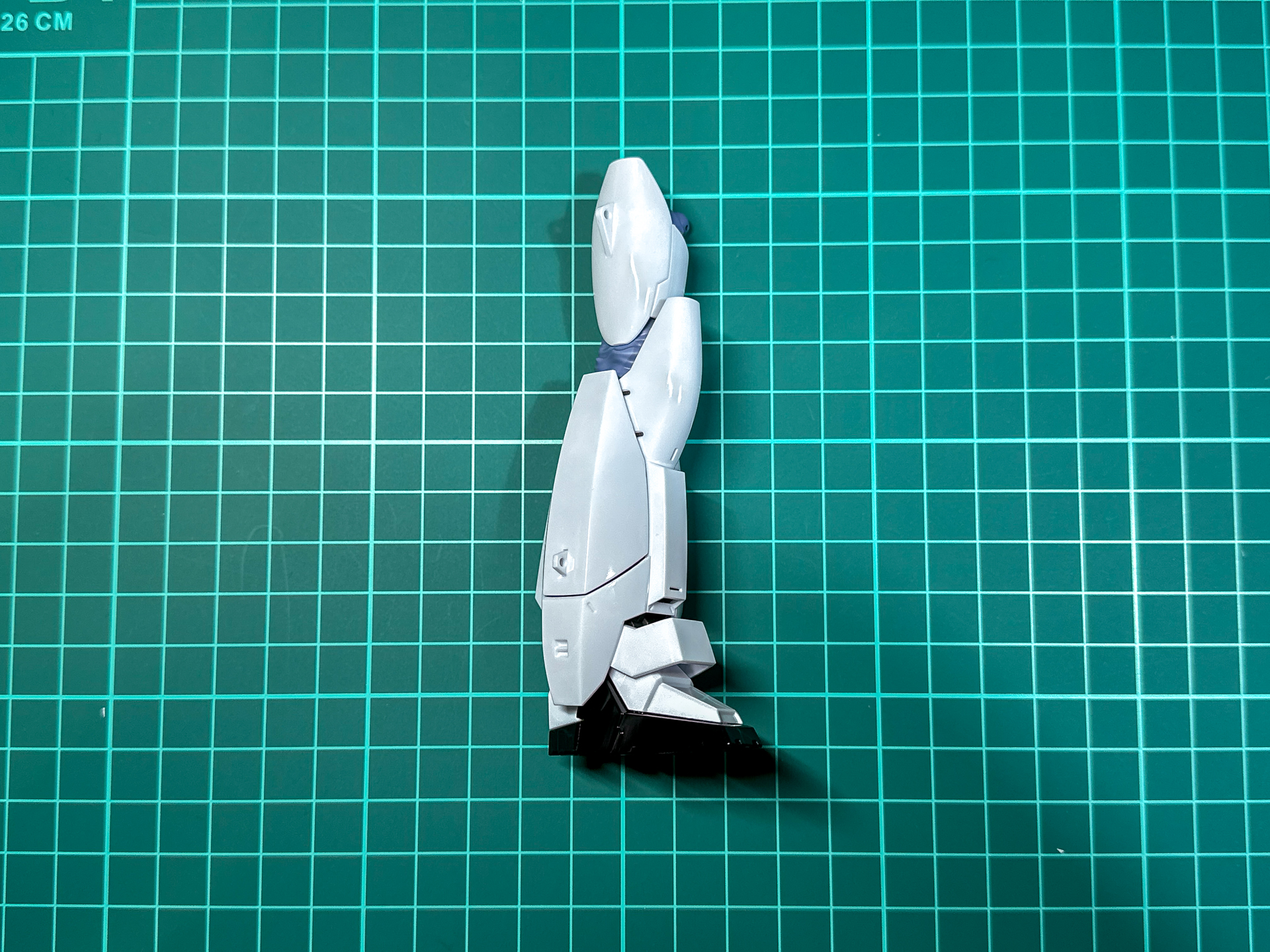 完成した脚部は本機の特徴ともいえる脛部分が太いデザインです。
