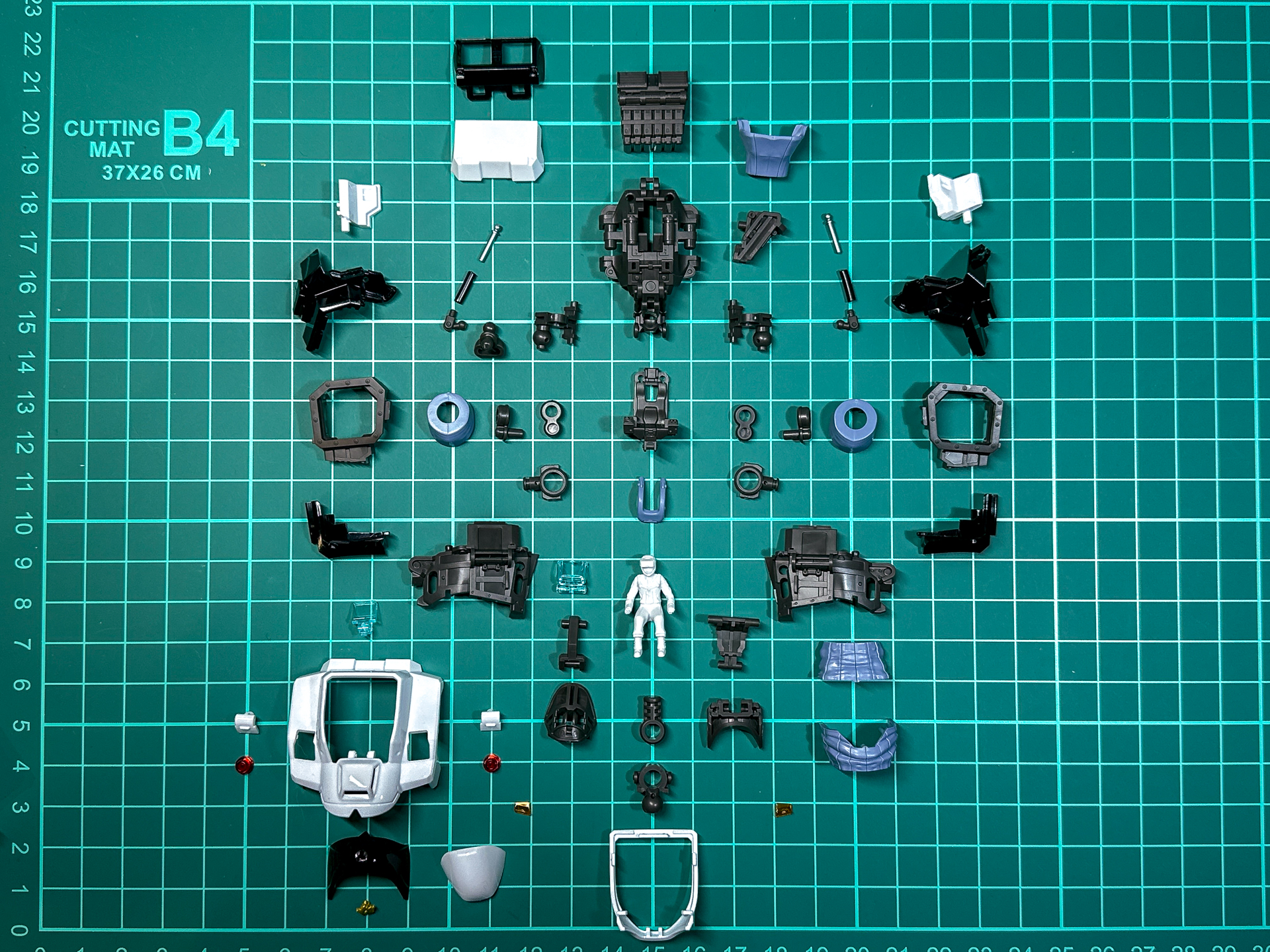 胴体はパイロットフィギュアを中心に各部パーツを取り付けて完成させます。