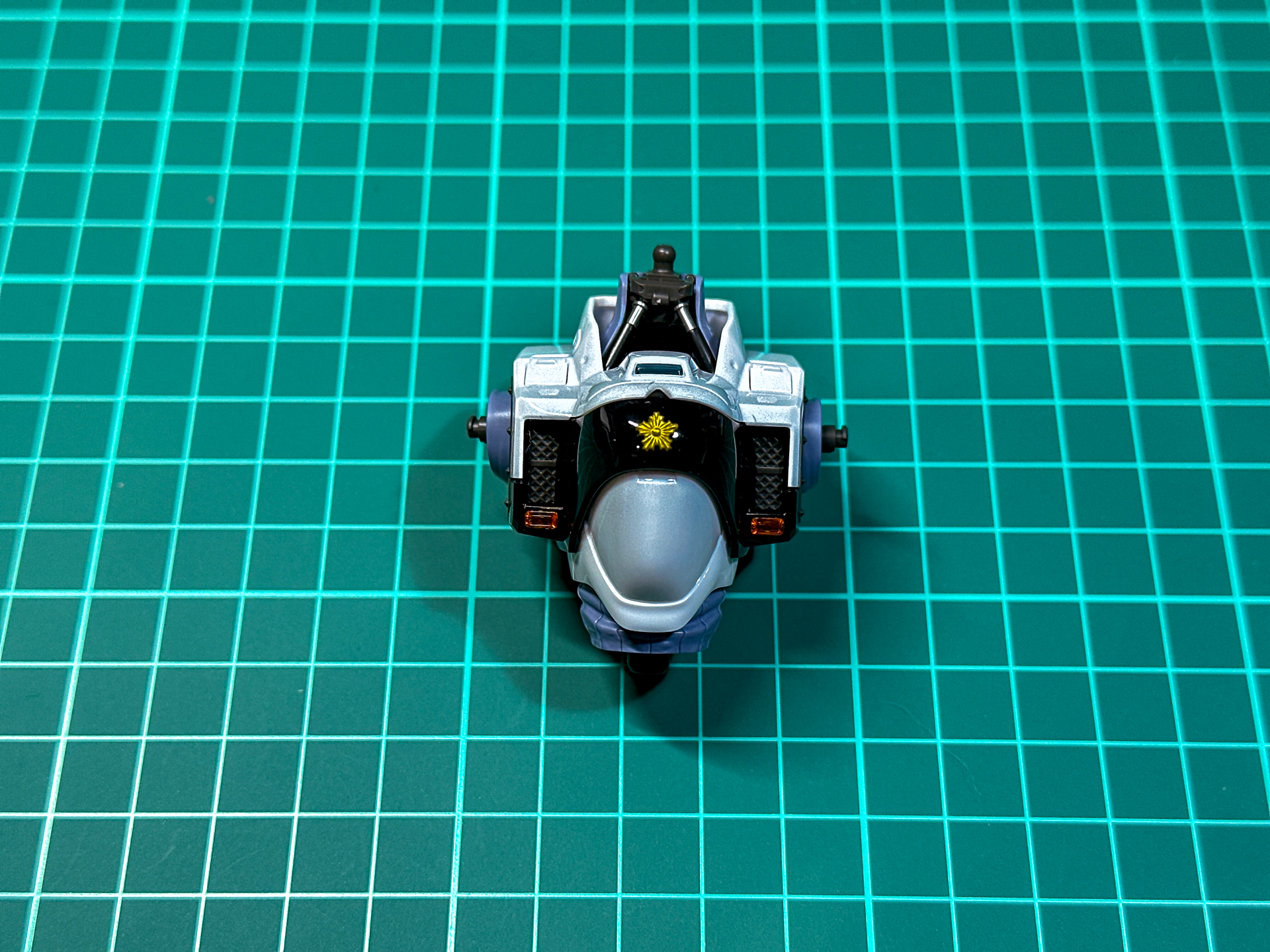 イングラム・プラスは全高10m以下の機体で、胴体部の大半はコックピットが占めます。