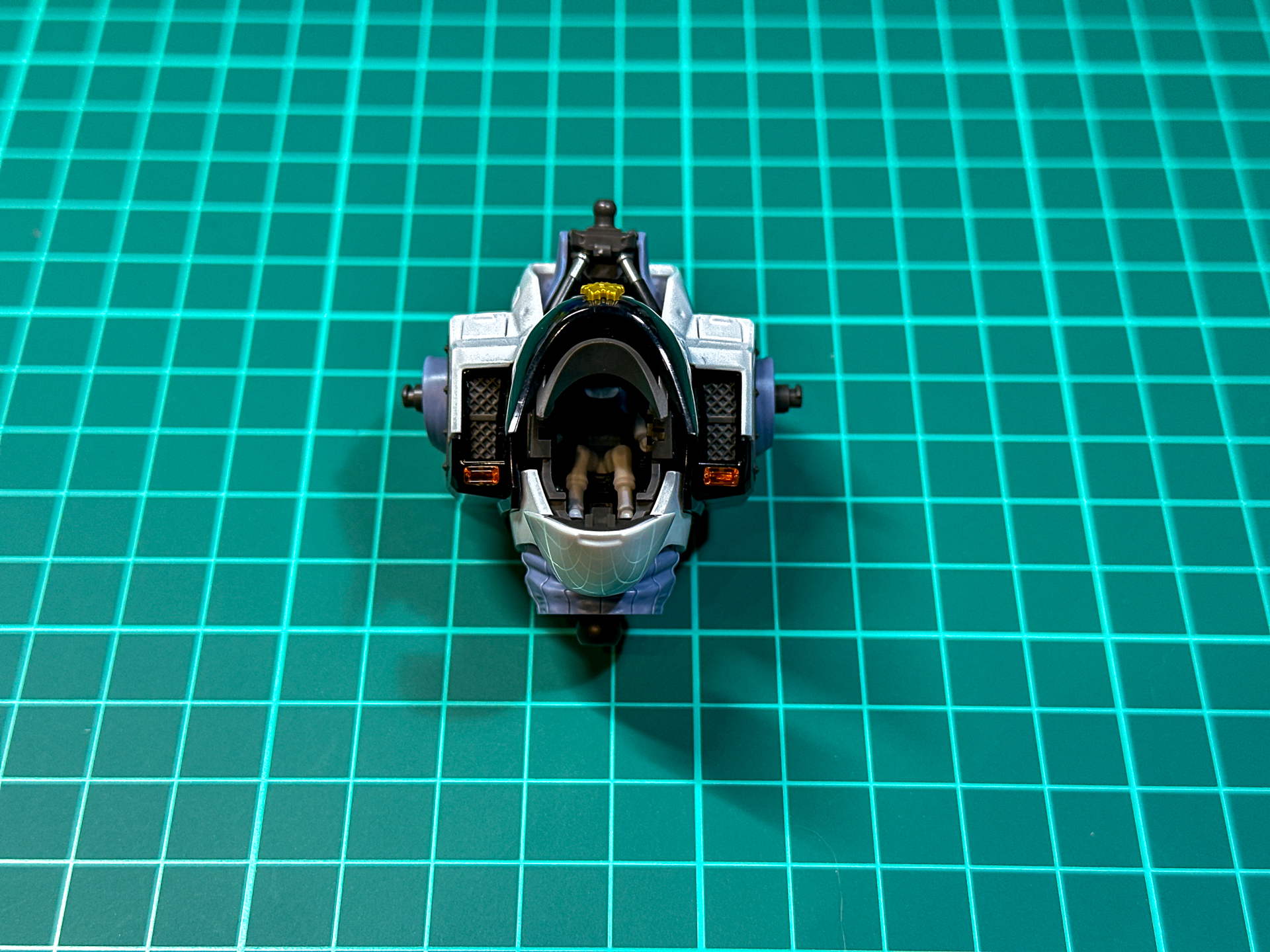 コックピットハッチが展開し内部のパイロットフィギュアを確認できます。