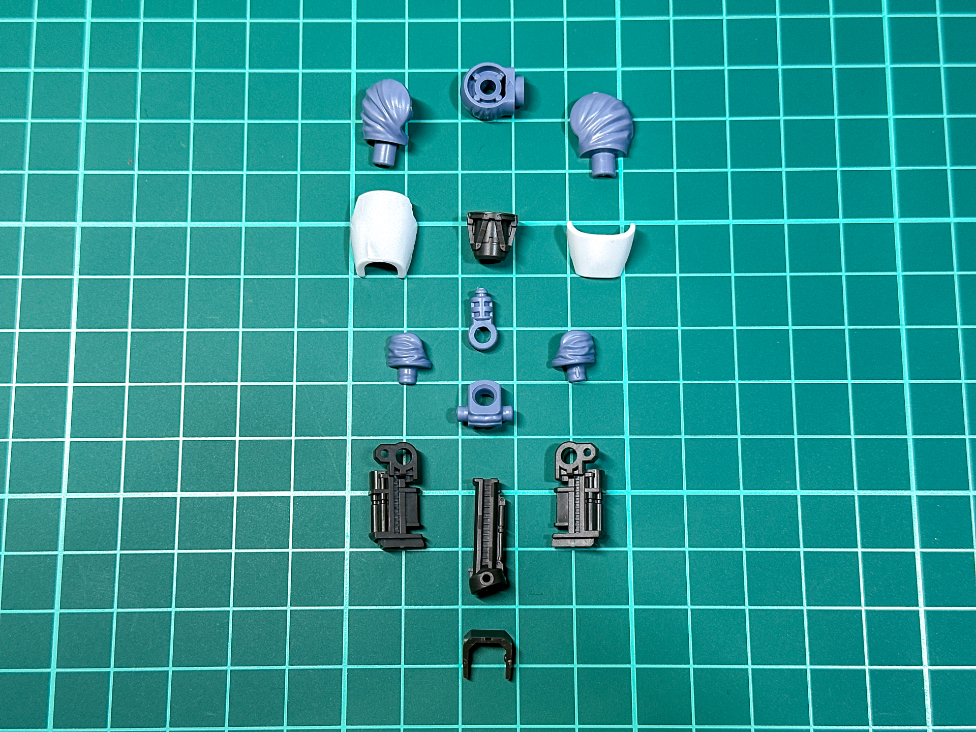 腕部パーツも脚部と同等に内部フレームから組み立てます。