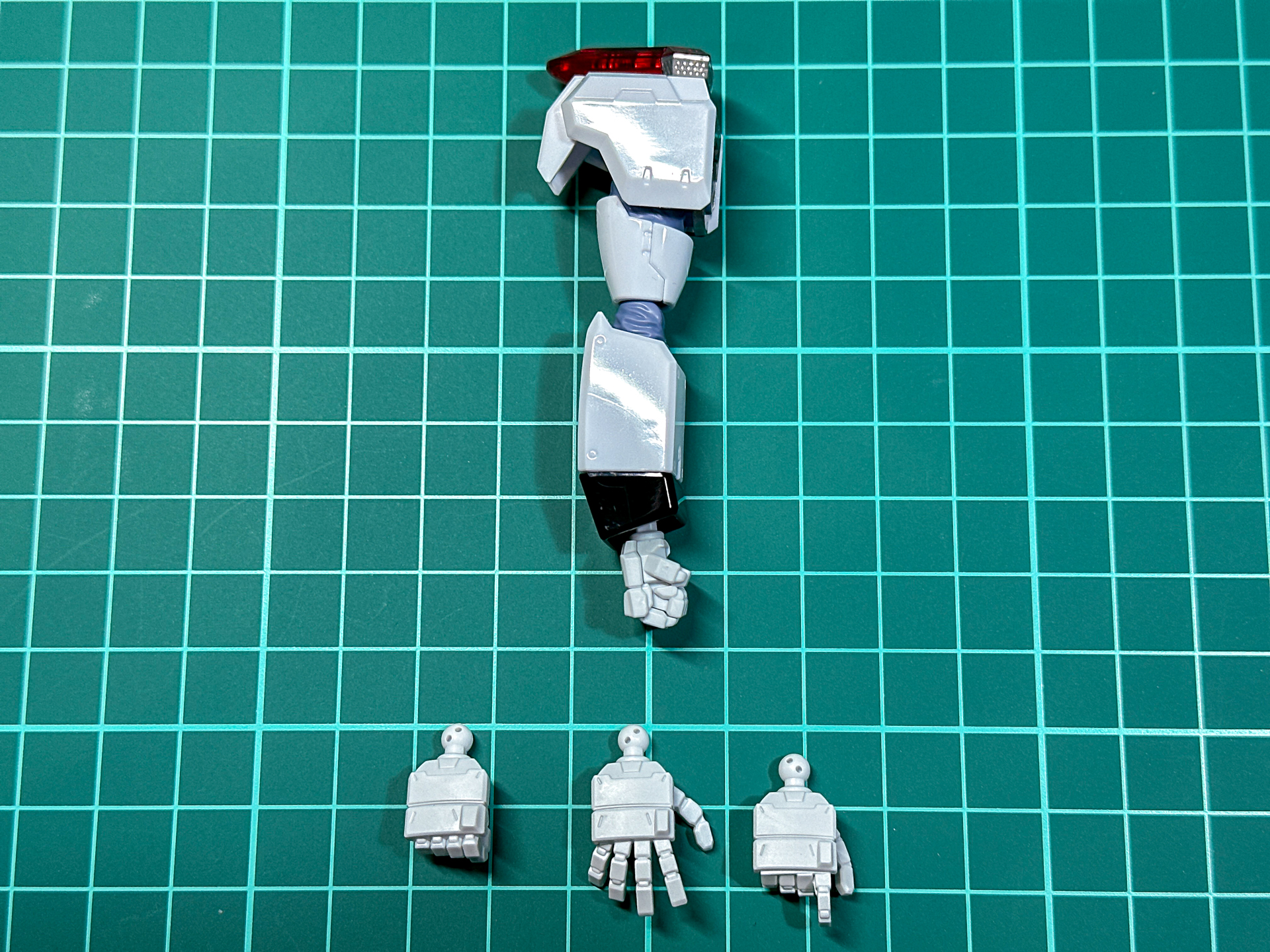 付属するハンドパーツは握り手、開き手、武器持ち手の他に、右手のみリボルバーカノン持ち手パーツが付属します。