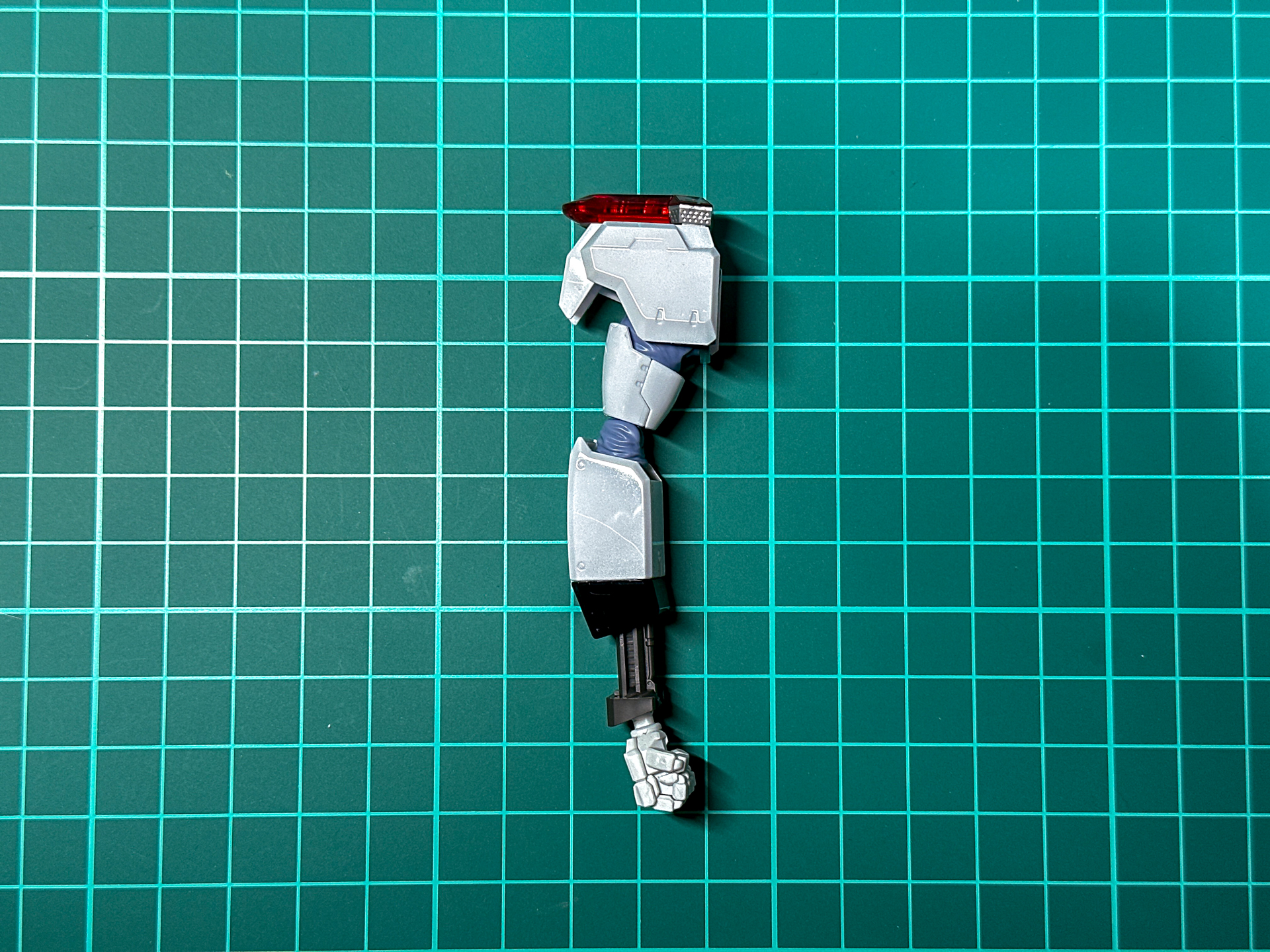 前腕部は左右ともに伸縮ギミックを有します。