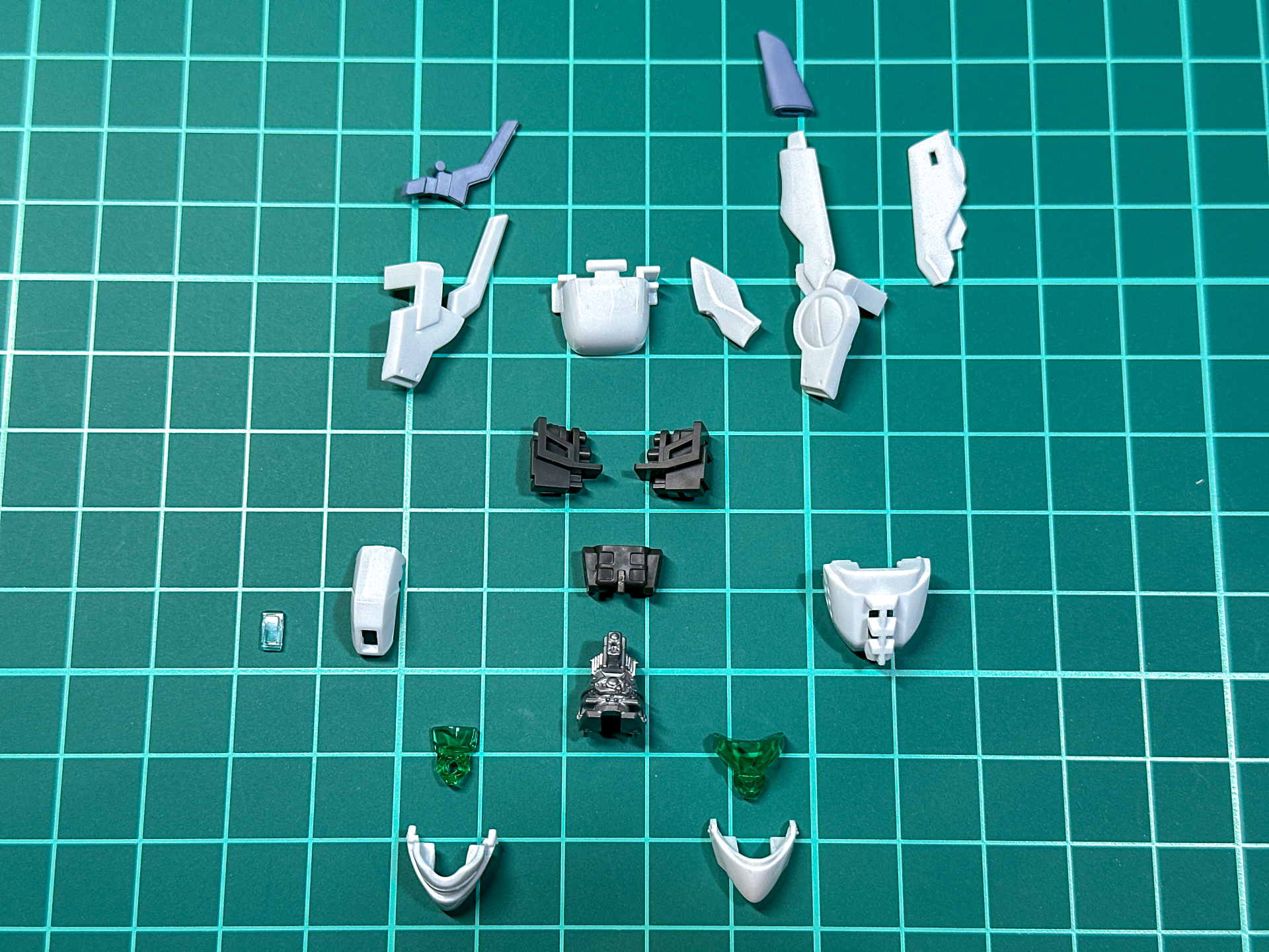 頭部の各種センサーはクリアパーツで再現されます。