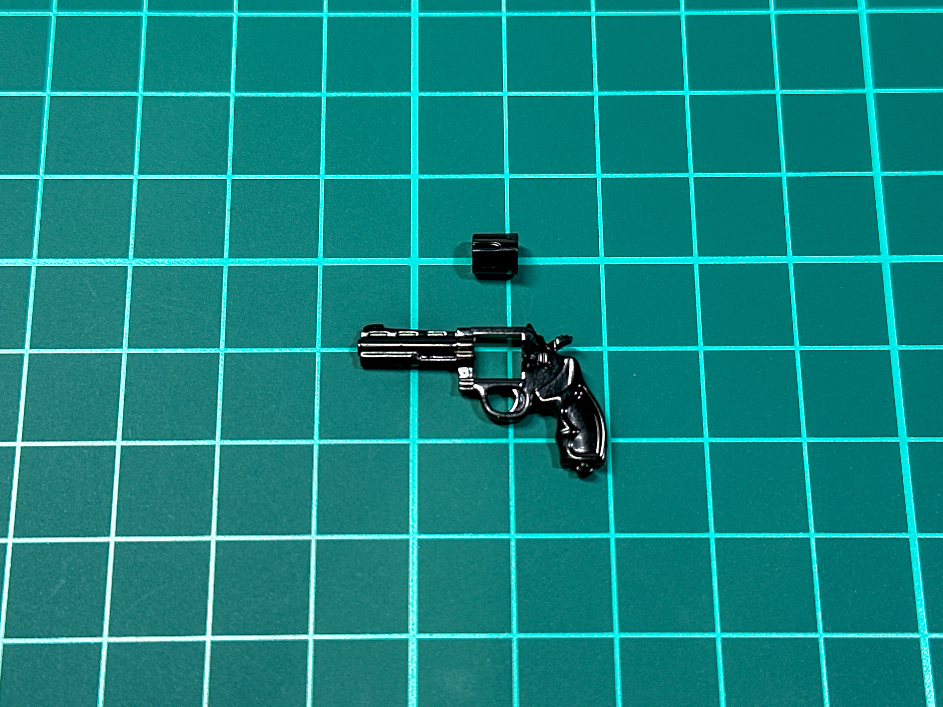 リボルバーカノンのパーツ構成は銃本体とシリンダーの2パーツ構成です。