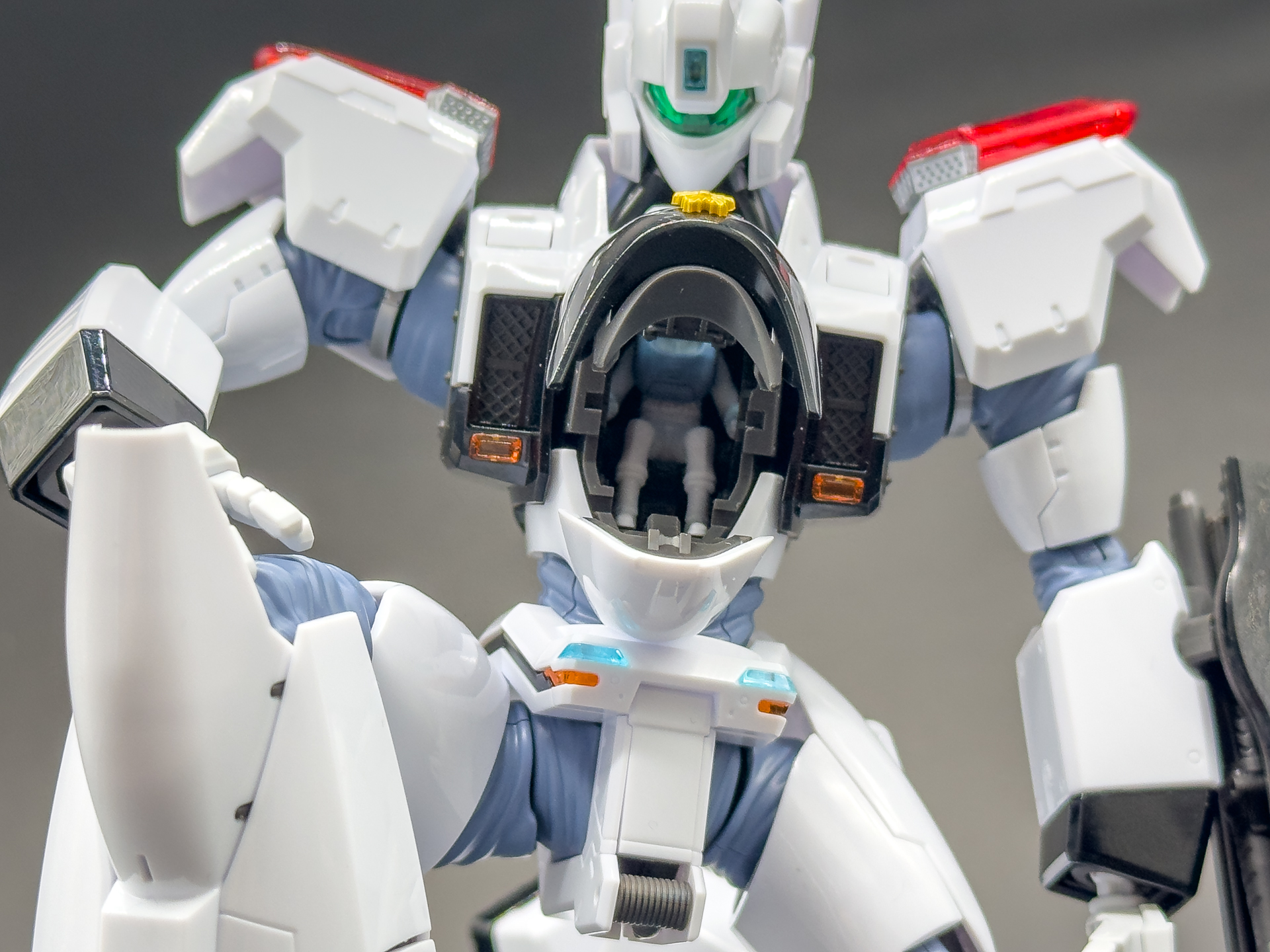 コックピットハッチは展開することで内部のパイロットフィギュアを確認できます。