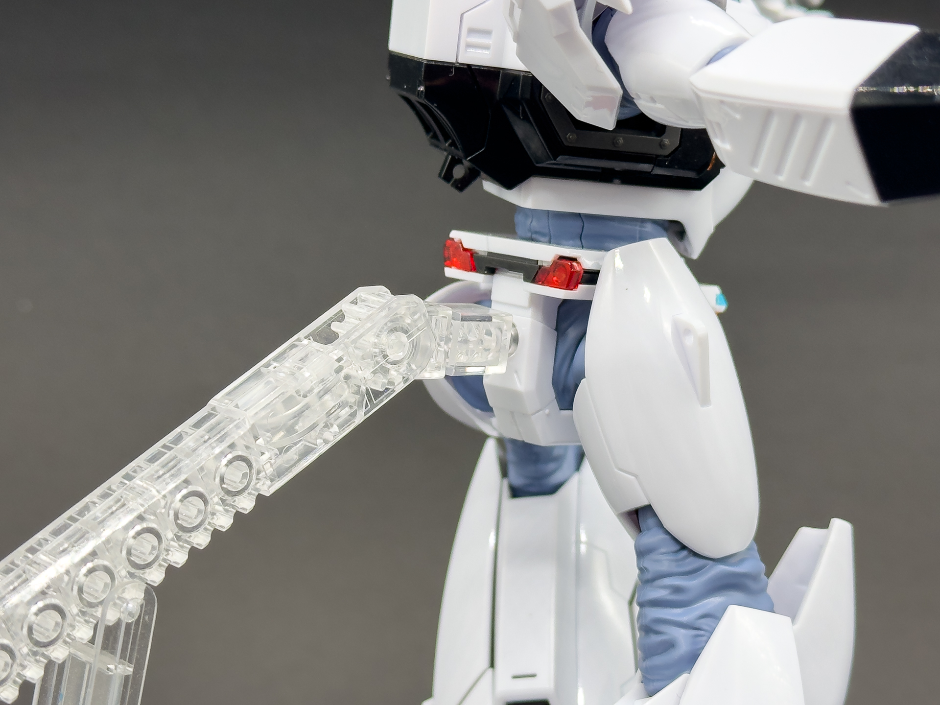 腰部のアクションベース接続孔は必要に応じて展開できます。