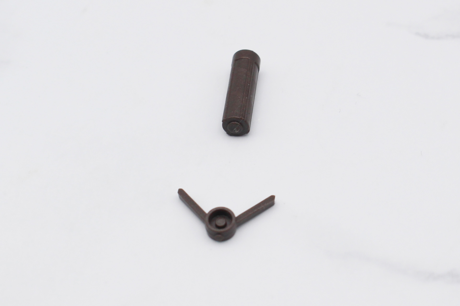 V字型のパーツの凹みの深いほうを前にして接着する