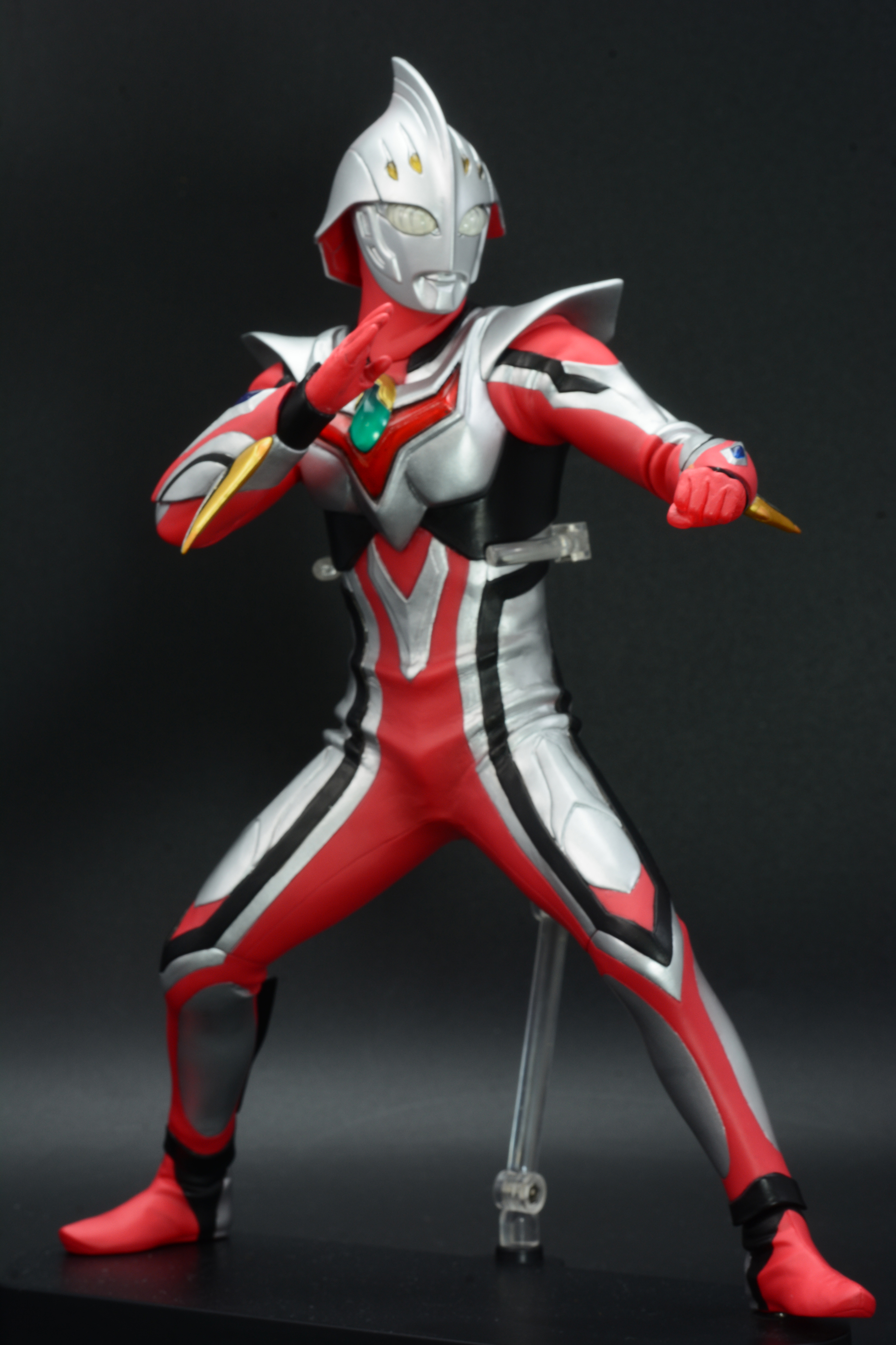 ジュネッスは、銀色の巨人ウルトラマンネクサス アンファンスから、戦闘力を高めた第2形態。パワフルな戦いで敵を圧倒するが戦いのダメージは徐々に適格者の命を削っていく。最初は正体もわからず、視聴者は「なぜ彼が変身できるのか？ この世界のスペースビースト、ウルトラマンはどういった存在なのか？」という謎を主人公・孤門と共に追いかけていく
