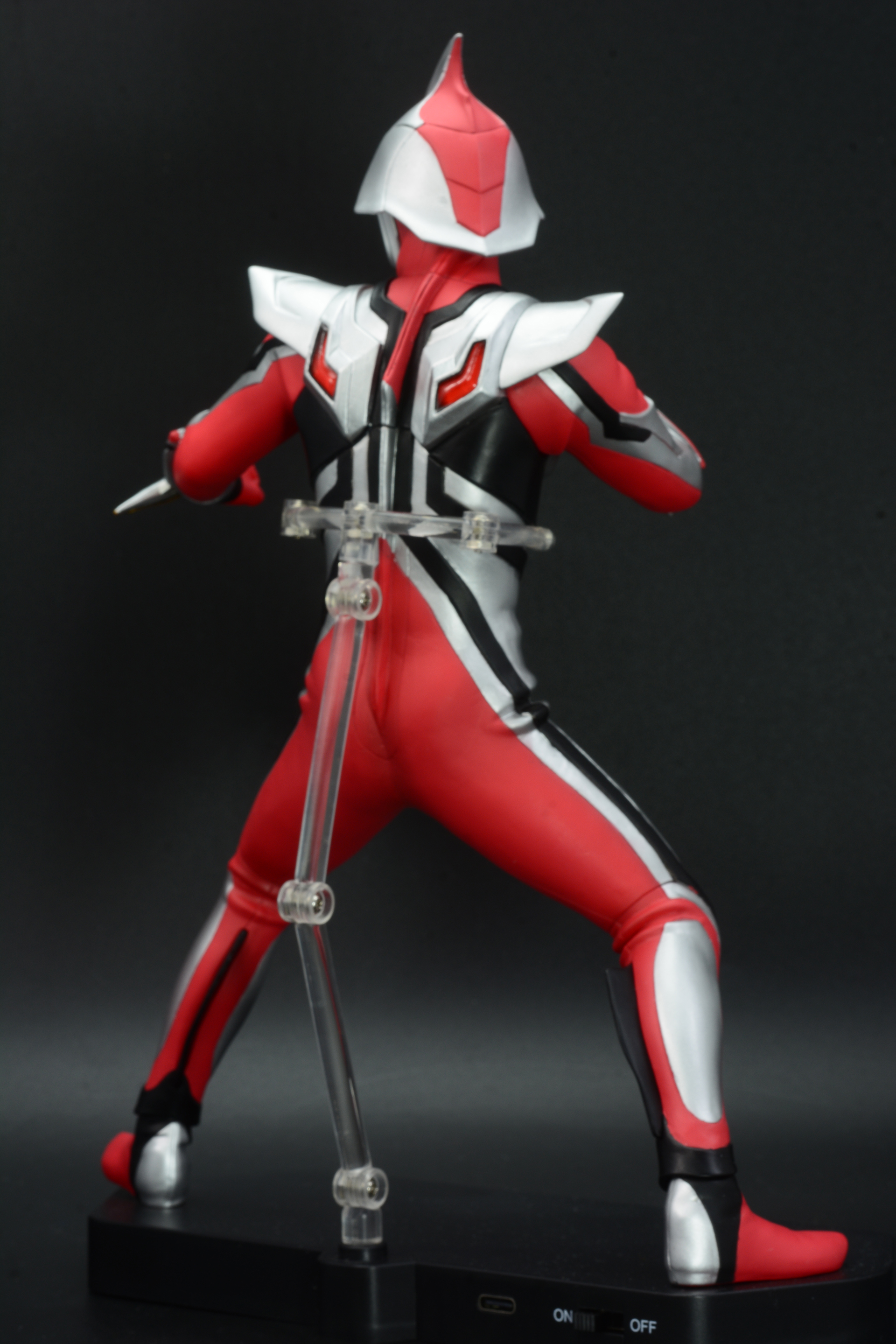 ジュネッスは、銀色の巨人ウルトラマンネクサス アンファンスから、戦闘力を高めた第2形態。パワフルな戦いで敵を圧倒するが戦いのダメージは徐々に適格者の命を削っていく。最初は正体もわからず、視聴者は「なぜ彼が変身できるのか？ この世界のスペースビースト、ウルトラマンはどういった存在なのか？」という謎を主人公・孤門と共に追いかけていく