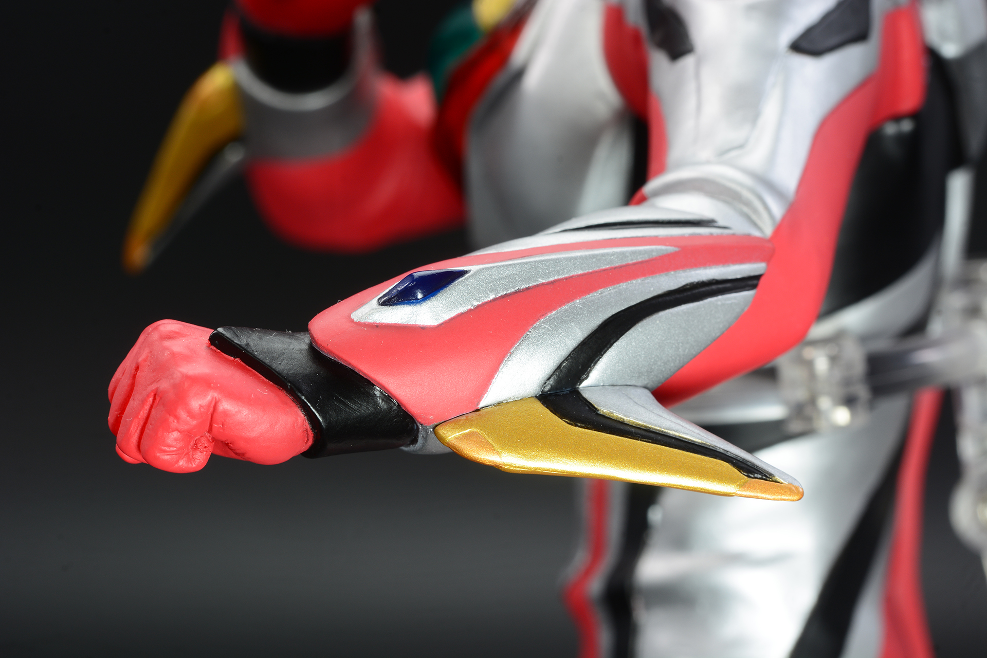 前腕の小手「アームドネクサス」は、ネクサスを象徴する武器だ