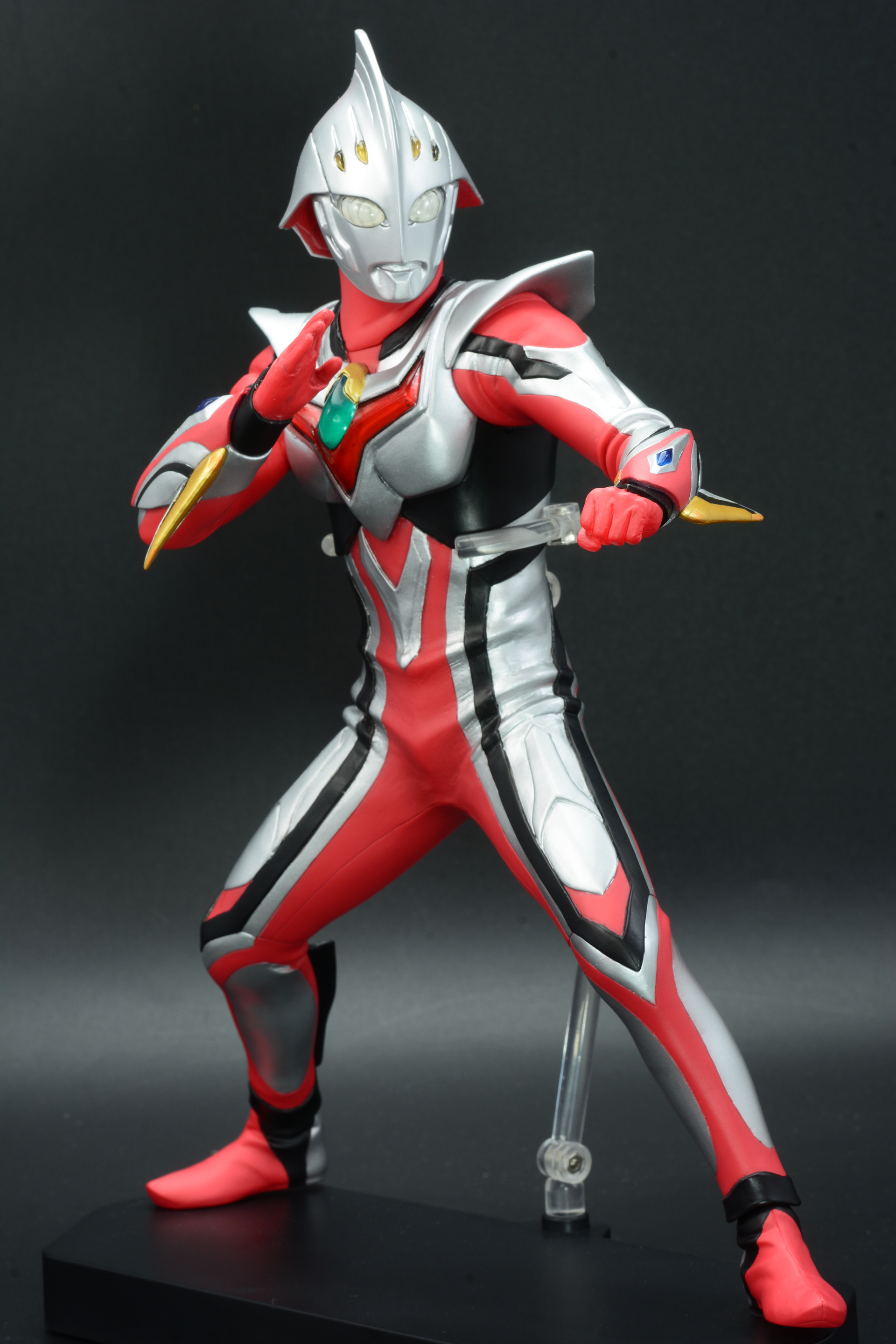 キャラクターとしてだけでなく、スーツ再現という視点でチェックするのも楽しい