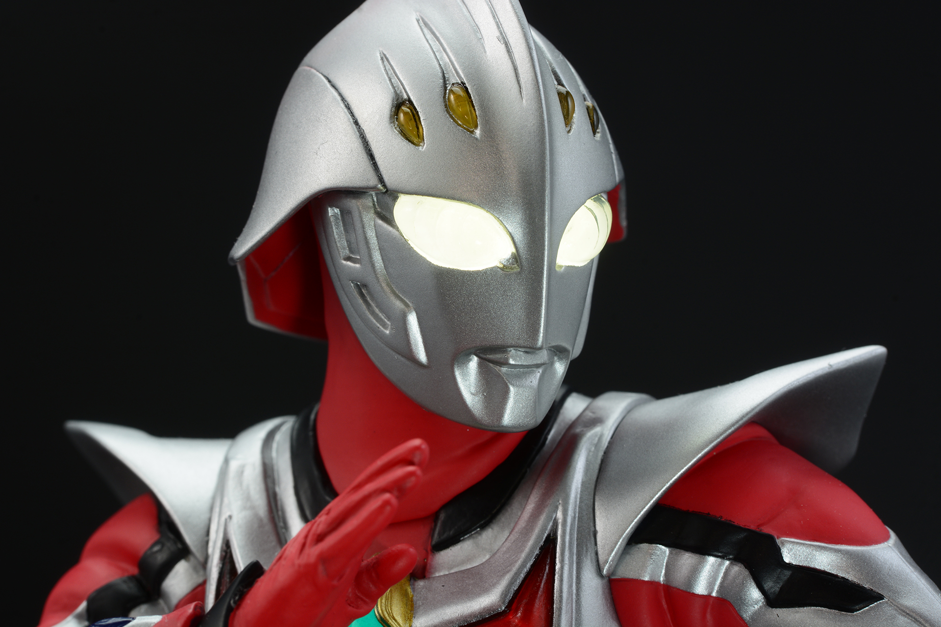 目が光るとウルトラマンとしての迫力が増すように感じる